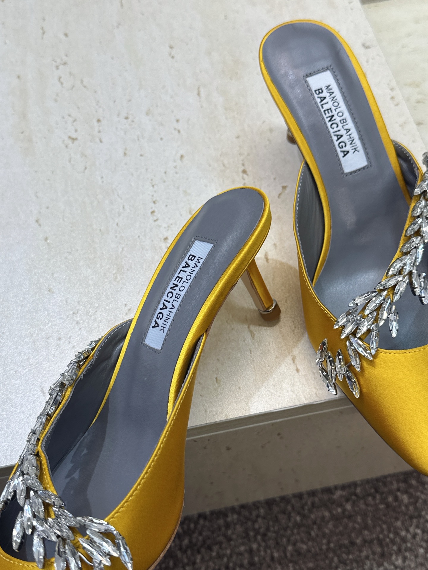Balenciaga 巴黎世家x MANOLO BLAHNlK 2026春夏联名新款中跟女鞋  MB字母logo尖头水钻