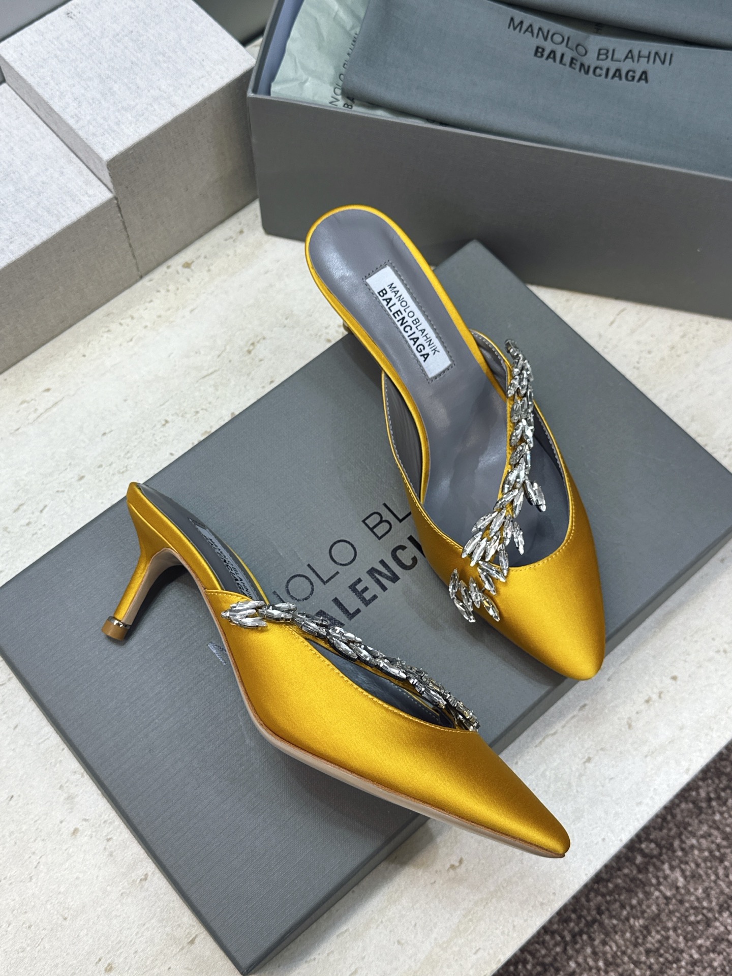 Balenciaga 巴黎世家x MANOLO BLAHNlK 2026春夏联名新款中跟女鞋  MB字母logo尖头水钻