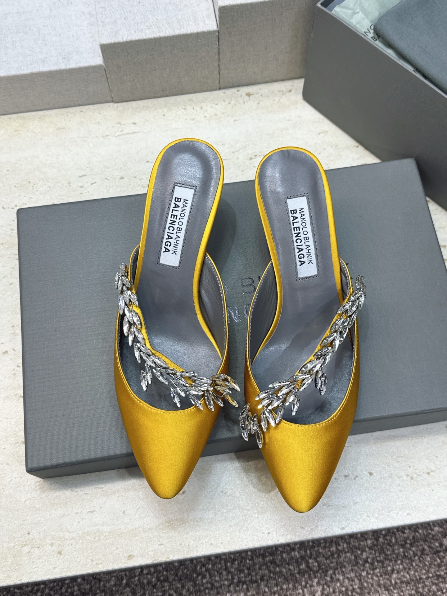 Balenciaga 巴黎世家x MANOLO BLAHNlK 2026春夏联名新款中跟女鞋  MB字母logo尖头水钻