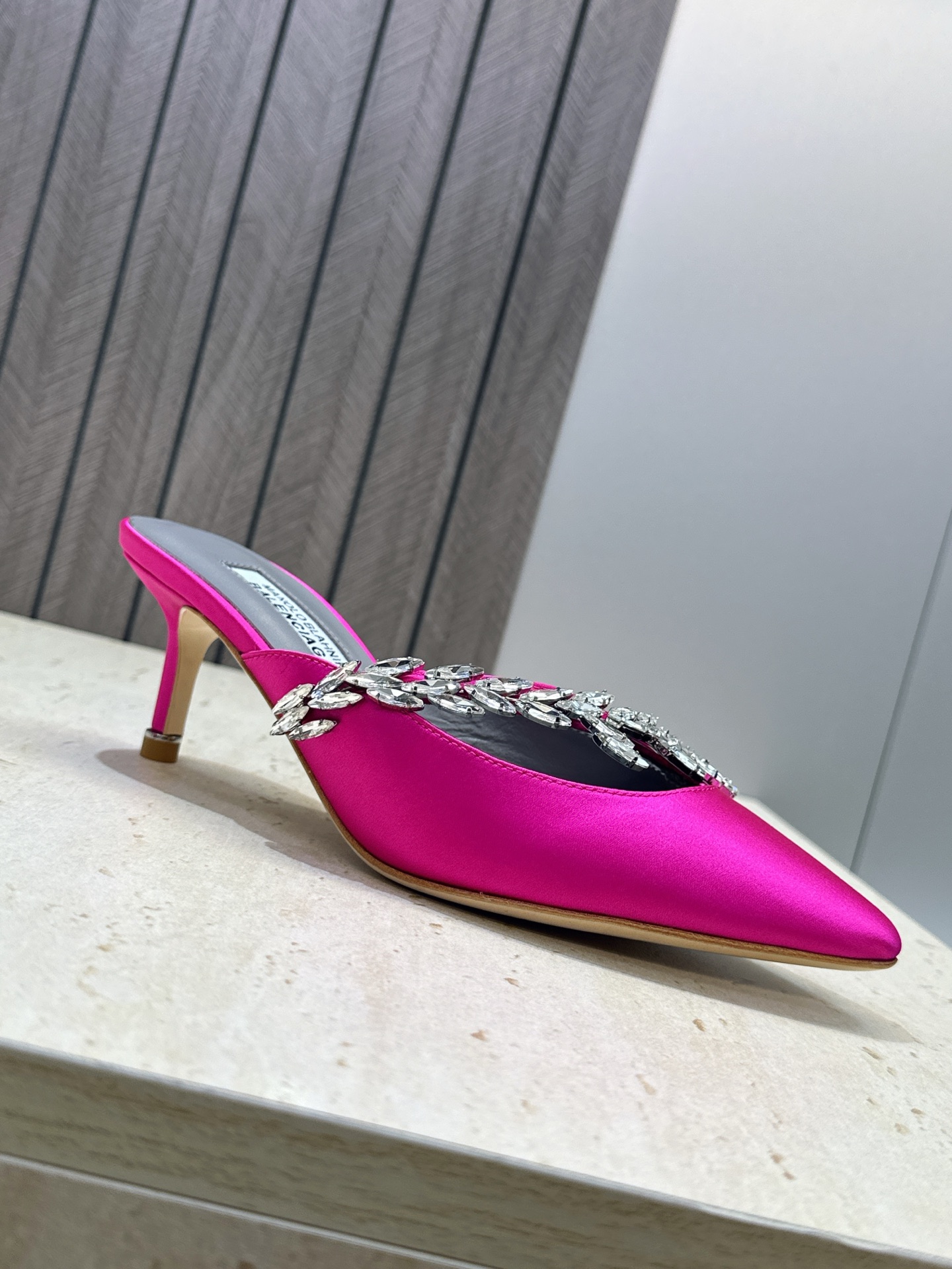 Balenciaga 巴黎世家x MANOLO BLAHNlK 2026春夏联名新款中跟女鞋 MB字母logo尖头水钻 Balenciaga 巴黎世家x MANOLO BLAHNlK 2026春夏联名新款中跟女鞋 MB字母logo尖头水钻