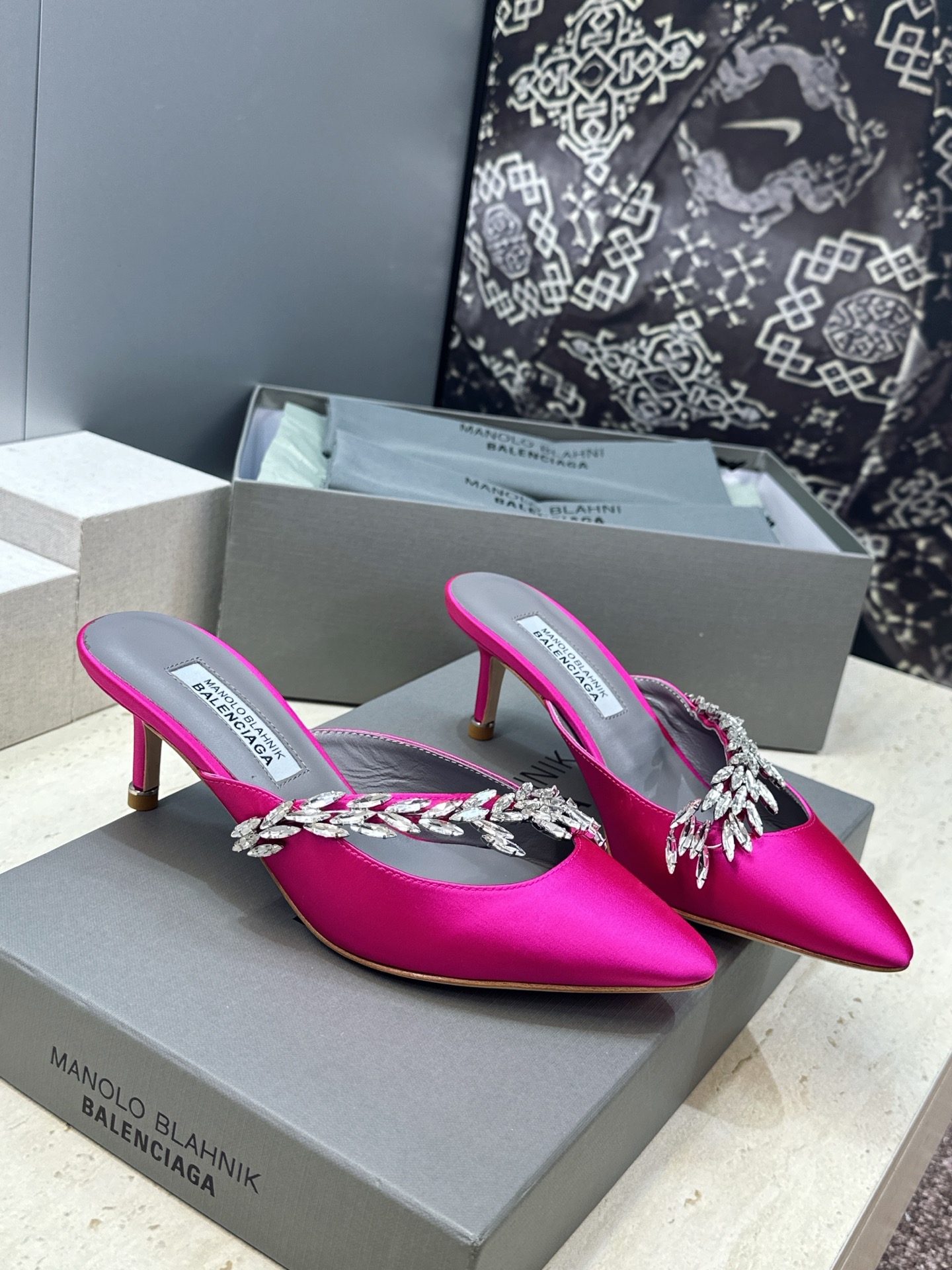 Balenciaga 巴黎世家x MANOLO BLAHNlK 2026春夏联名新款中跟女鞋  MB字母logo尖头水钻
