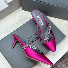 Balenciaga 巴黎世家x MANOLO BLAHNlK 2026春夏联名新款中跟女鞋 MB字母logo尖头水钻 Balenciaga 巴黎世家x MANOLO BLAHNlK 2026春夏联名新款中跟女鞋 MB字母logo尖头水钻
