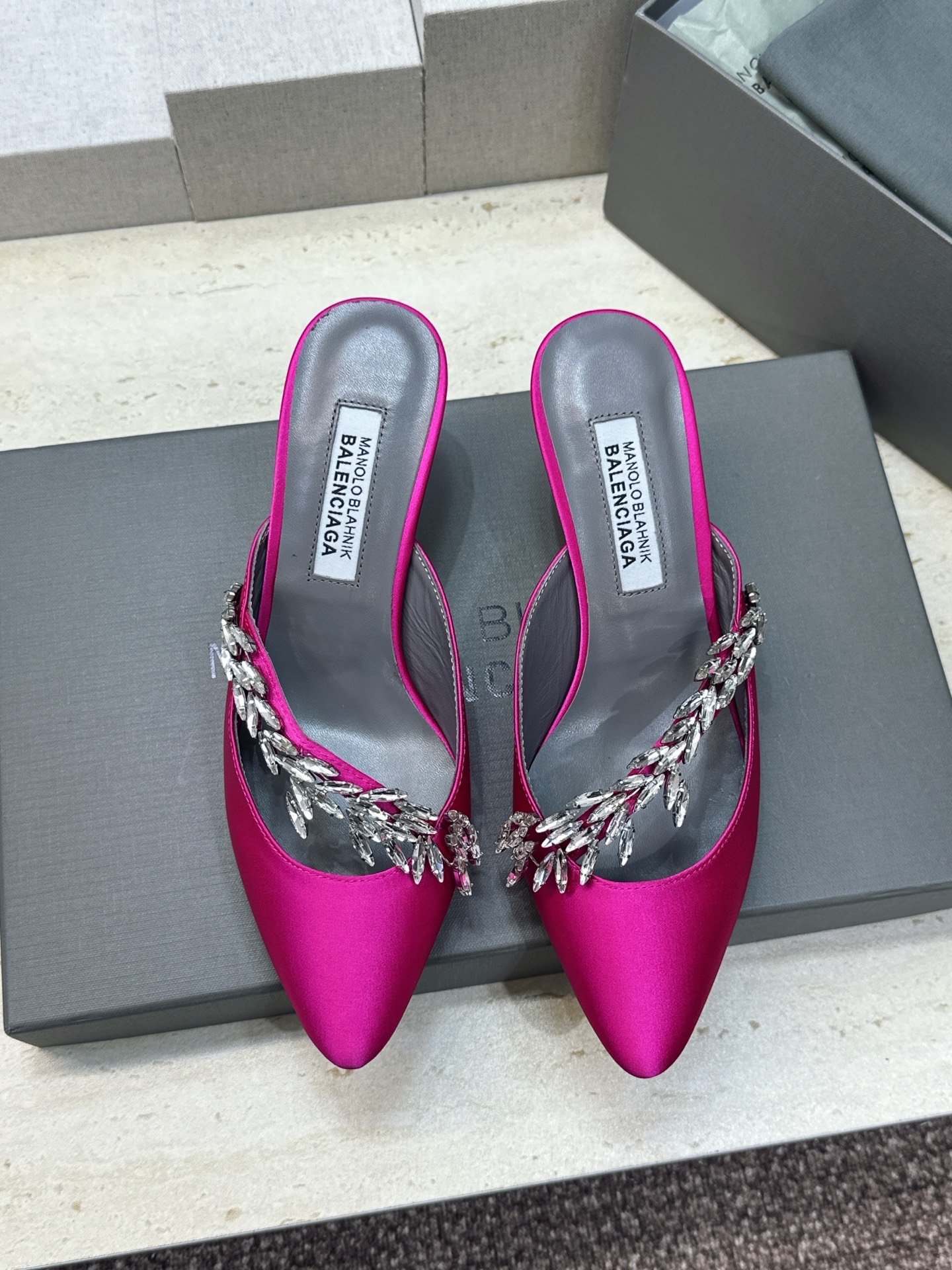 Balenciaga 巴黎世家x MANOLO BLAHNlK 2026春夏联名新款中跟女鞋 MB字母logo尖头水钻 Balenciaga 巴黎世家x MANOLO BLAHNlK 2026春夏联名新款中跟女鞋 MB字母logo尖头水钻