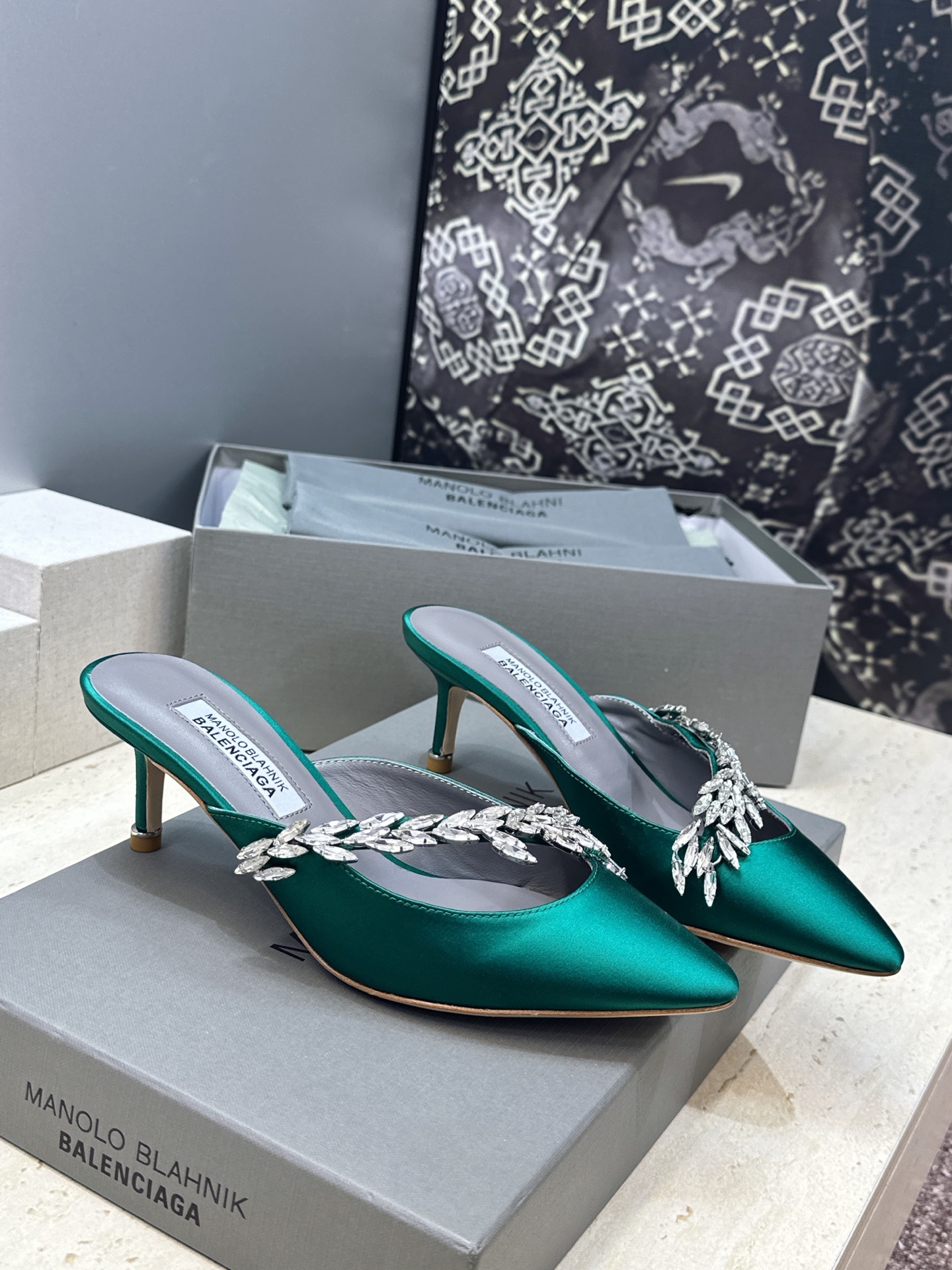 Balenciaga 巴黎世家x MANOLO BLAHNlK 2026春夏联名新款中跟女鞋  MB字母logo尖头水钻
