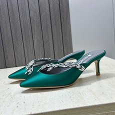 Balenciaga 巴黎世家x MANOLO BLAHNlK 2026春夏联名新款中跟女鞋 MB字母logo尖头水钻 Balenciaga 巴黎世家x MANOLO BLAHNlK 2026春夏联名新款中跟女鞋 MB字母logo尖头水钻