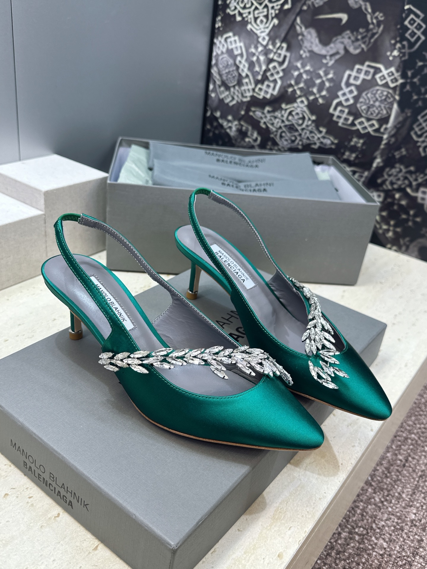 Balenciaga 巴黎世家x MANOLO BLAHNlK 2026春夏联名新款中跟女鞋  MB字母logo尖头水钻