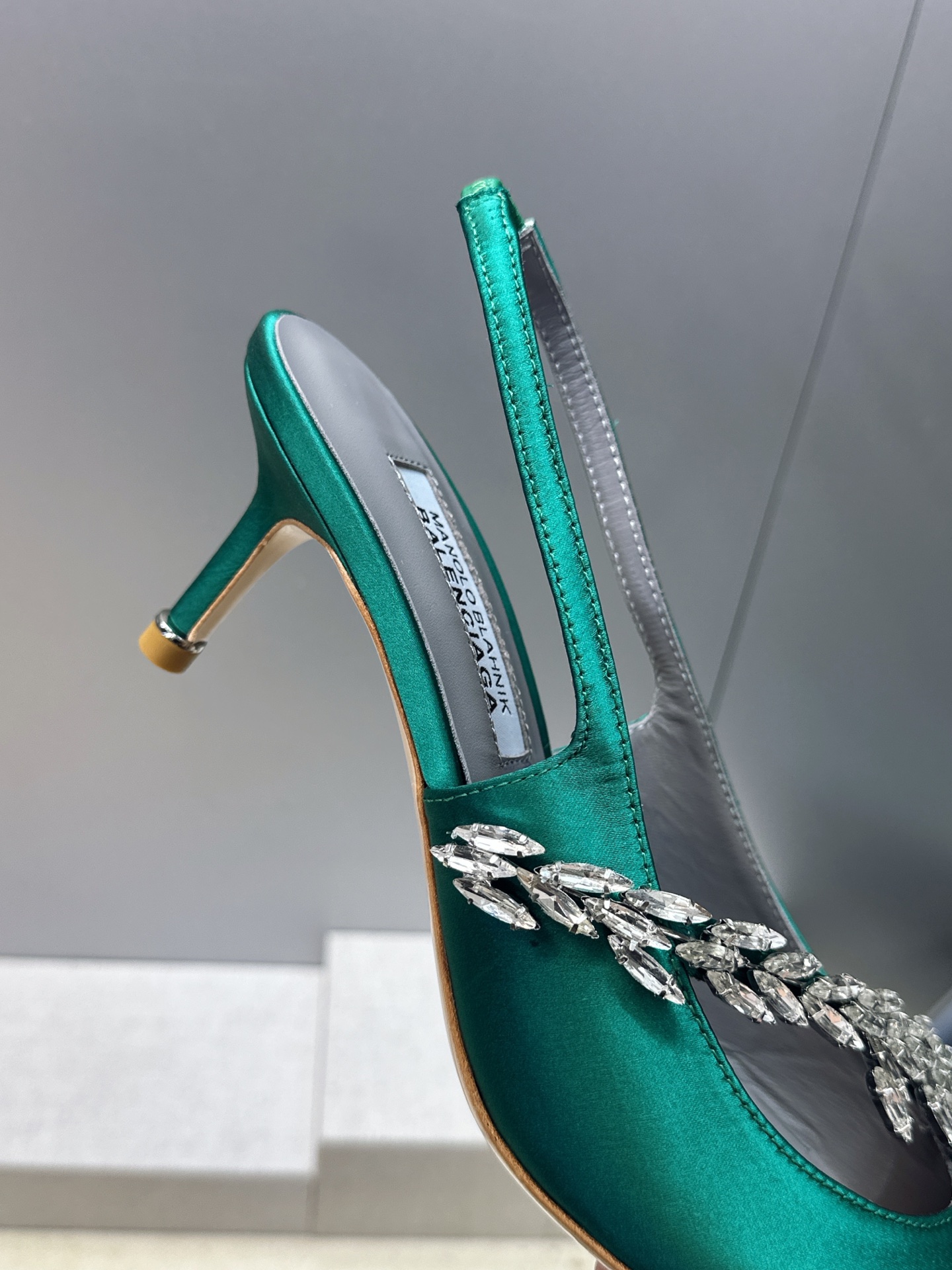 Balenciaga 巴黎世家x MANOLO BLAHNlK 2026春夏联名新款中跟女鞋 MB字母logo尖头水钻 Balenciaga 巴黎世家x MANOLO BLAHNlK 2026春夏联名新款中跟女鞋 MB字母logo尖头水钻