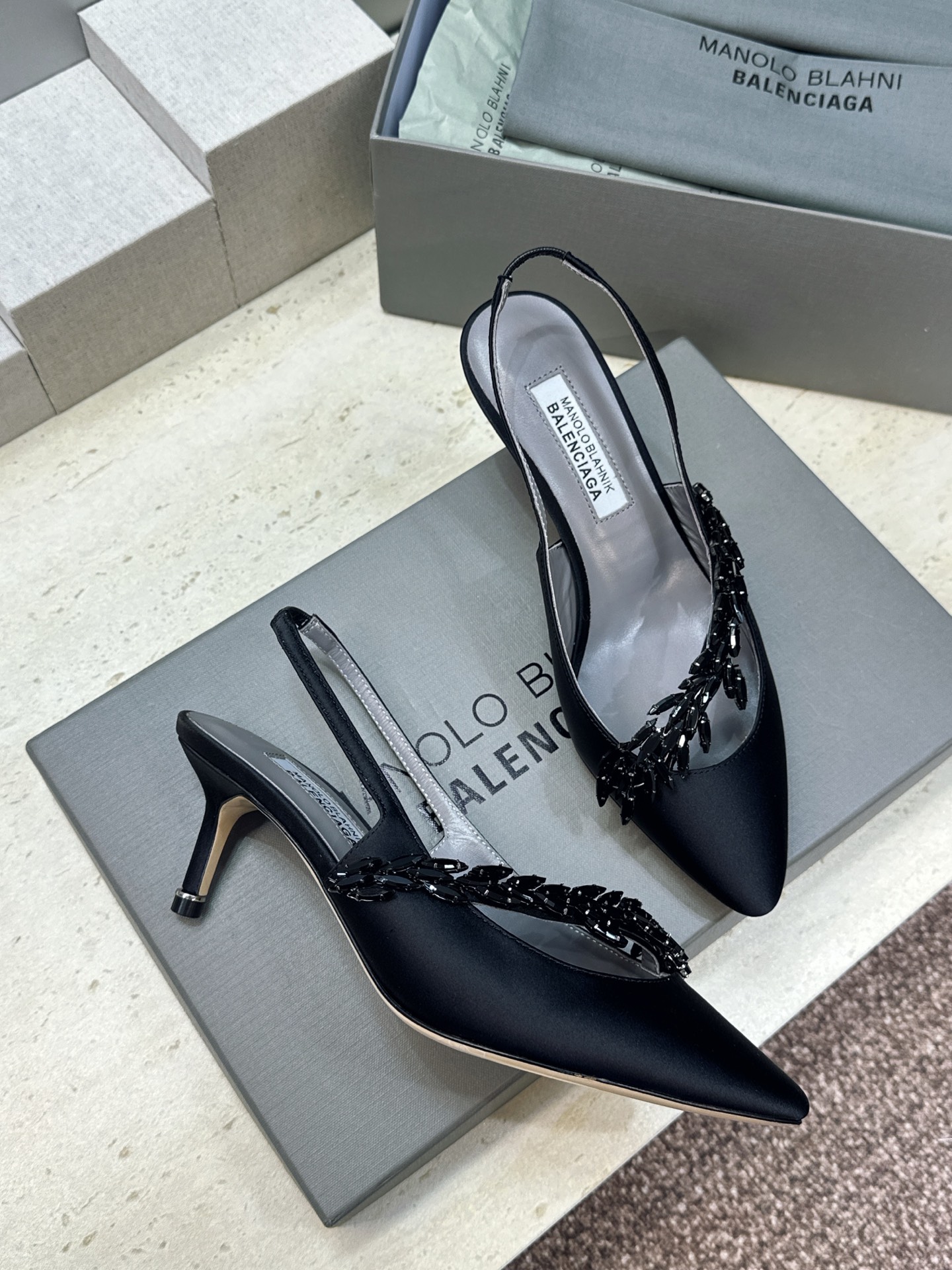Balenciaga 巴黎世家x MANOLO BLAHNlK 2026春夏联名新款中跟女鞋 MB字母logo尖头水钻 Balenciaga 巴黎世家x MANOLO BLAHNlK 2026春夏联名新款中跟女鞋 MB字母logo尖头水钻