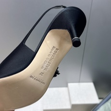 Balenciaga 巴黎世家x MANOLO BLAHNlK 2026春夏联名新款中跟女鞋 MB字母logo尖头水钻 Balenciaga 巴黎世家x MANOLO BLAHNlK 2026春夏联名新款中跟女鞋 MB字母logo尖头水钻