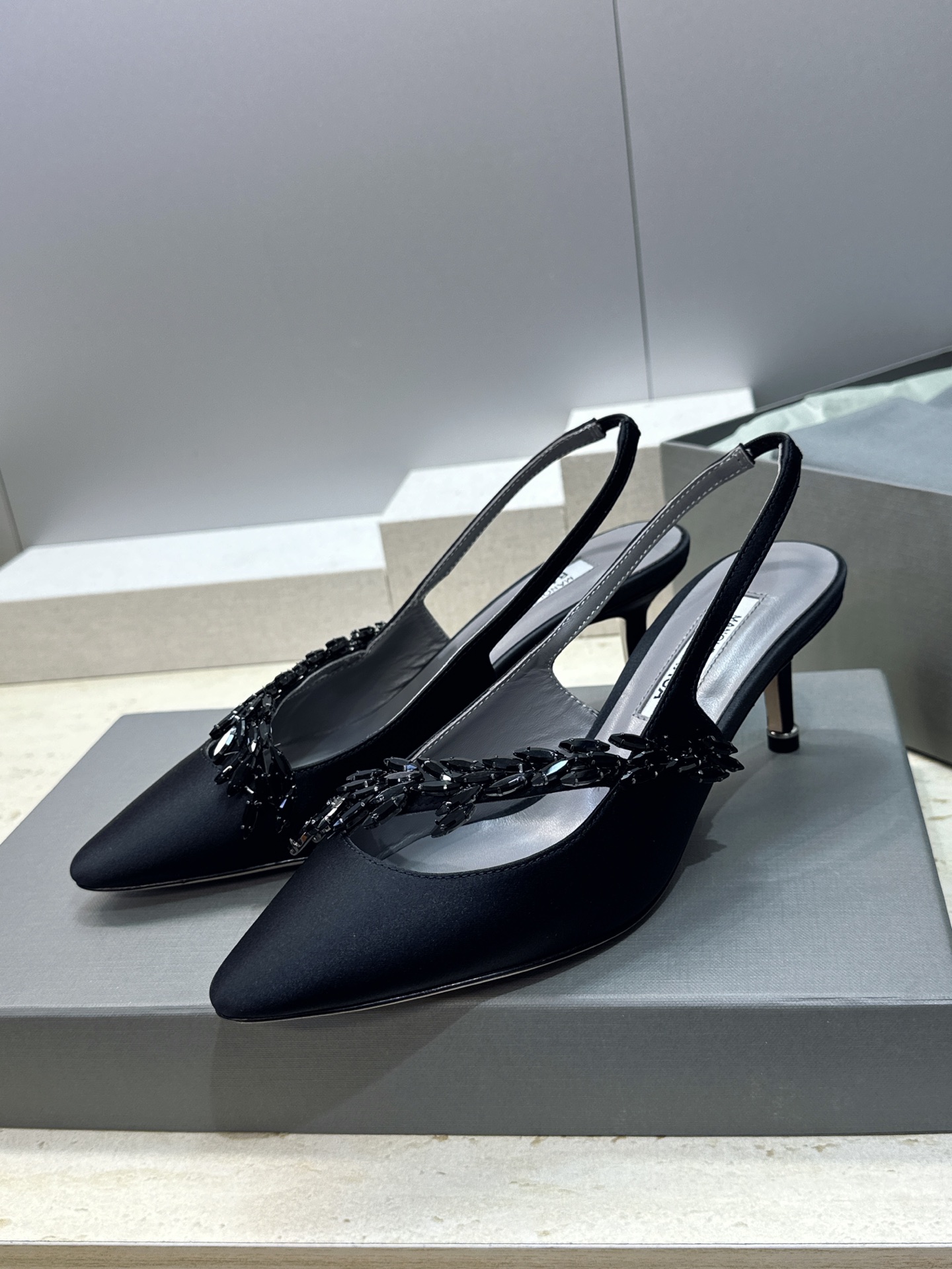 Balenciaga 巴黎世家x MANOLO BLAHNlK 2026春夏联名新款中跟女鞋 MB字母logo尖头水钻 Balenciaga 巴黎世家x MANOLO BLAHNlK 2026春夏联名新款中跟女鞋 MB字母logo尖头水钻