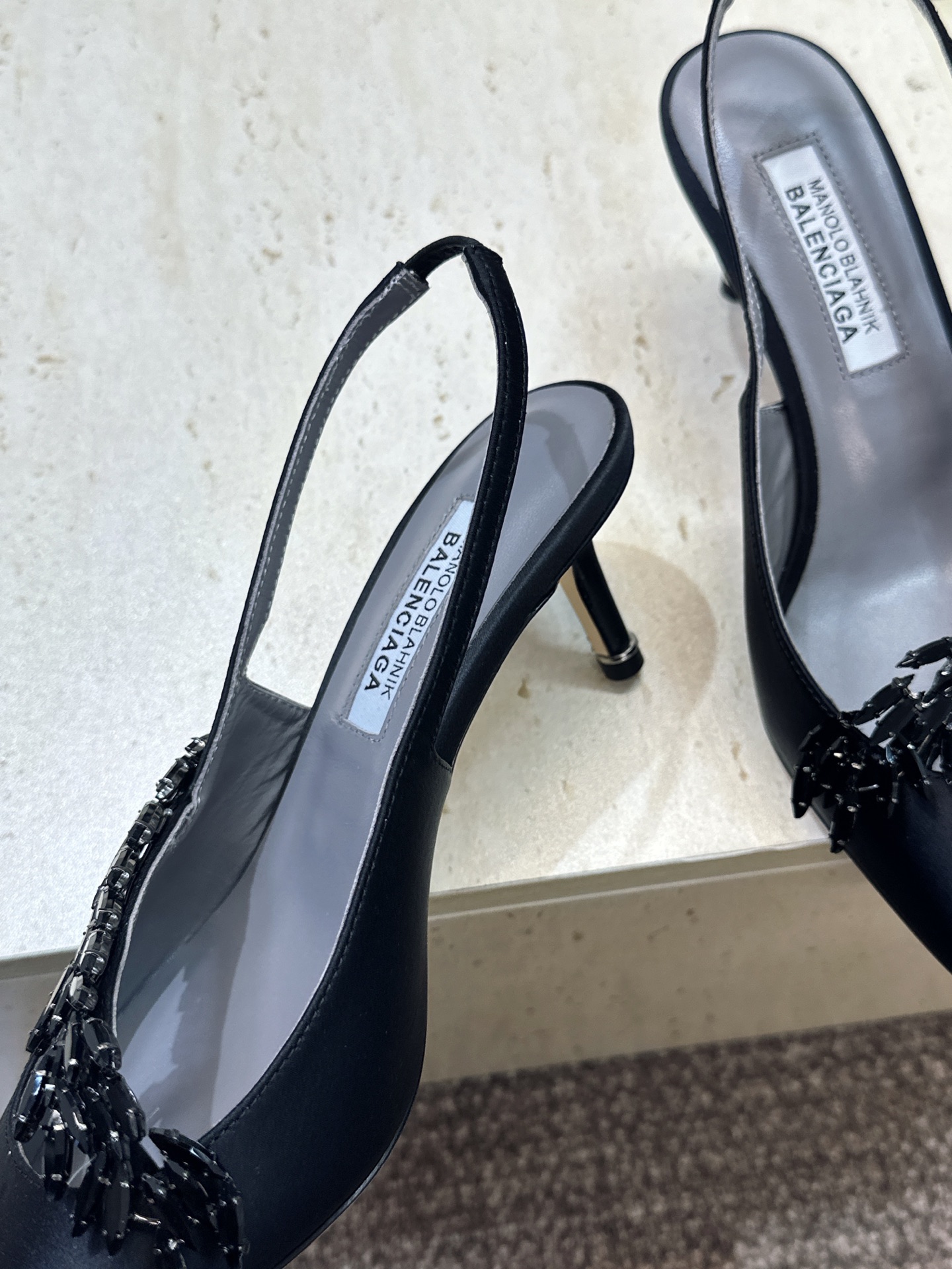 Balenciaga 巴黎世家x MANOLO BLAHNlK 2026春夏联名新款中跟女鞋 MB字母logo尖头水钻 Balenciaga 巴黎世家x MANOLO BLAHNlK 2026春夏联名新款中跟女鞋 MB字母logo尖头水钻