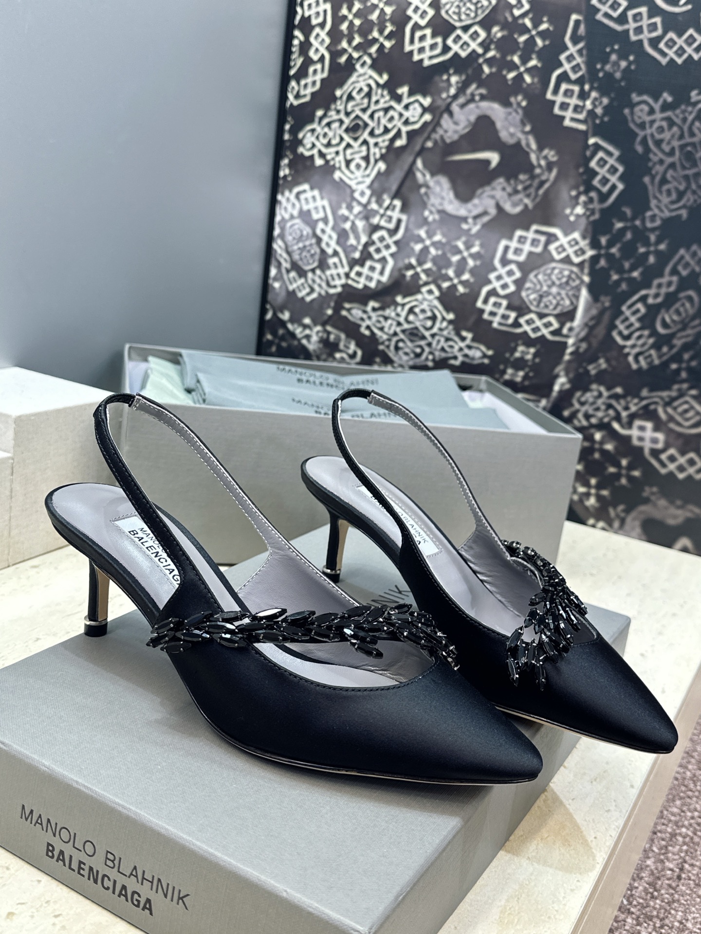 Balenciaga 巴黎世家x MANOLO BLAHNlK 2026春夏联名新款中跟女鞋  MB字母logo尖头水钻