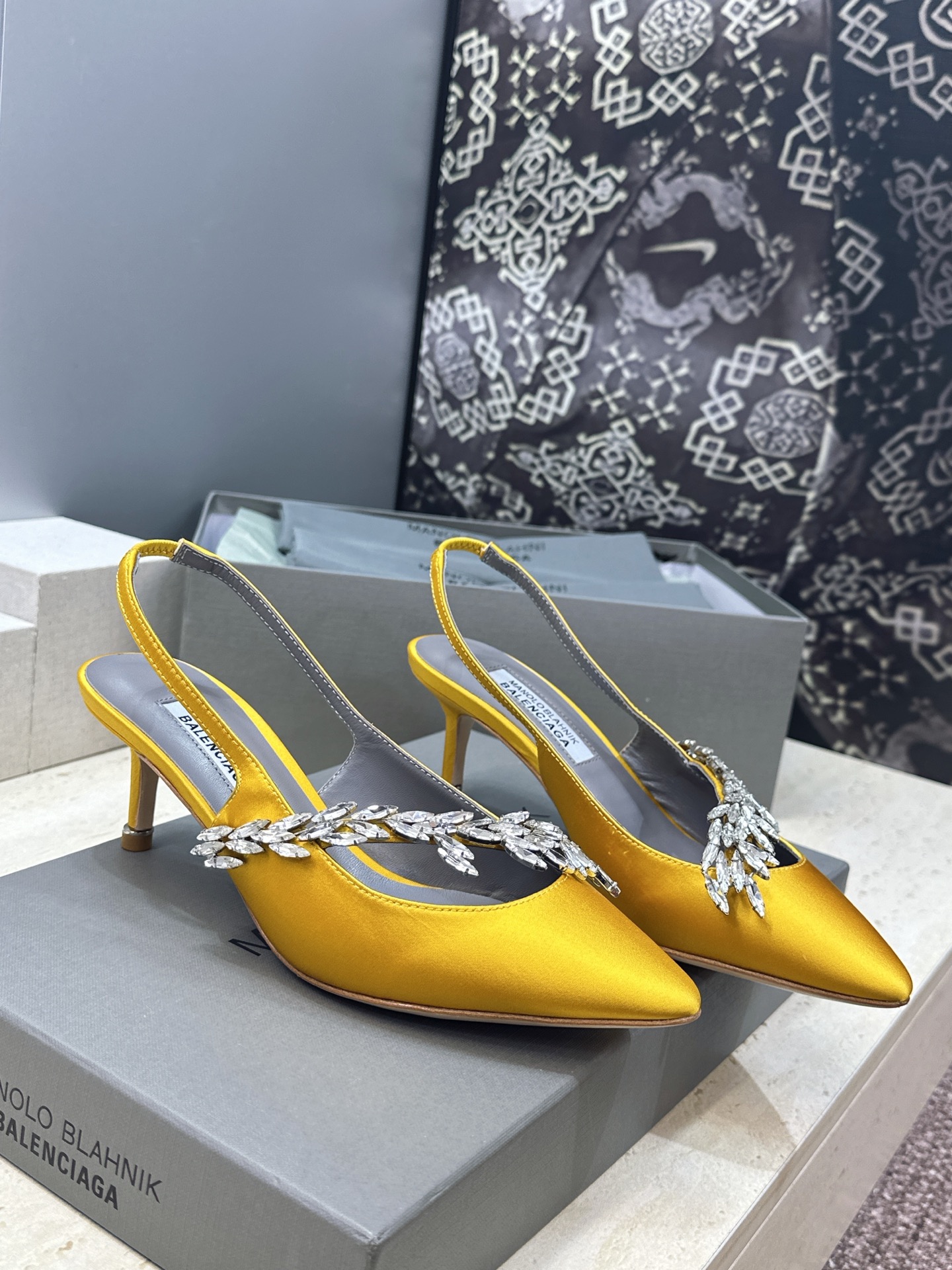 Balenciaga 巴黎世家x MANOLO BLAHNlK 2026春夏联名新款中跟女鞋  MB字母logo尖头水钻