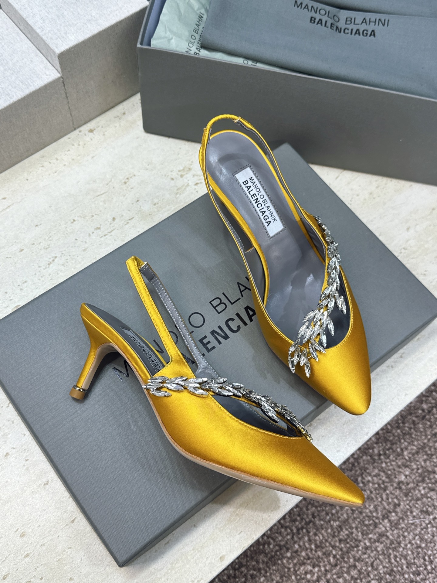 Balenciaga 巴黎世家x MANOLO BLAHNlK 2026春夏联名新款中跟女鞋 MB字母logo尖头水钻 Balenciaga 巴黎世家x MANOLO BLAHNlK 2026春夏联名新款中跟女鞋 MB字母logo尖头水钻