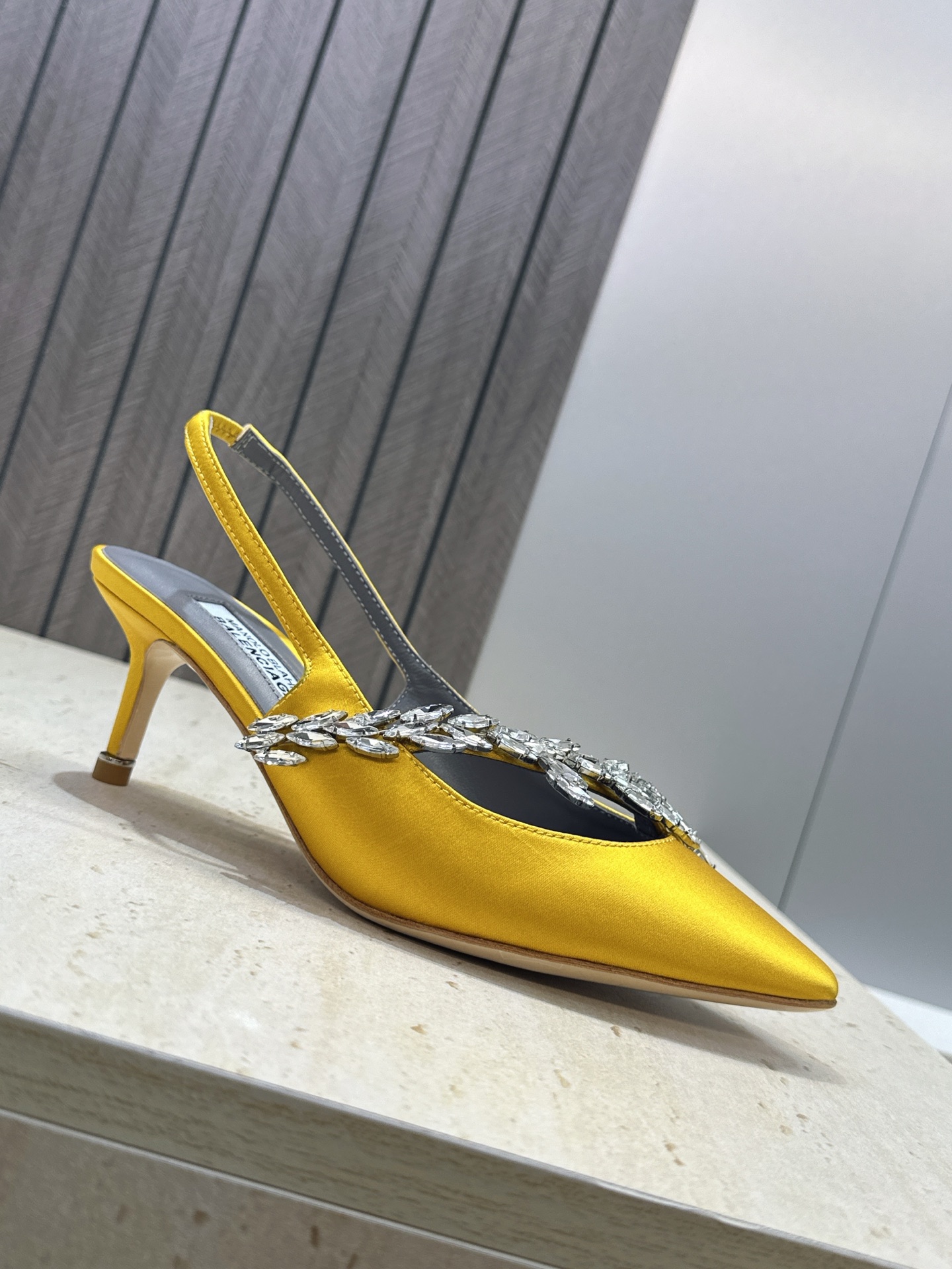 Balenciaga 巴黎世家x MANOLO BLAHNlK 2026春夏联名新款中跟女鞋 MB字母logo尖头水钻 Balenciaga 巴黎世家x MANOLO BLAHNlK 2026春夏联名新款中跟女鞋 MB字母logo尖头水钻