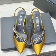 Balenciaga 巴黎世家x MANOLO BLAHNlK 2026春夏联名新款中跟女鞋 MB字母logo尖头水钻 Balenciaga 巴黎世家x MANOLO BLAHNlK 2026春夏联名新款中跟女鞋 MB字母logo尖头水钻
