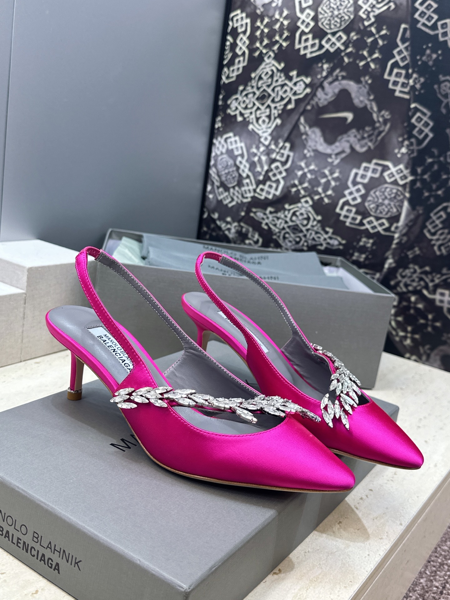 Balenciaga 巴黎世家x MANOLO BLAHNlK 2026春夏联名新款中跟女鞋  MB字母logo尖头水钻