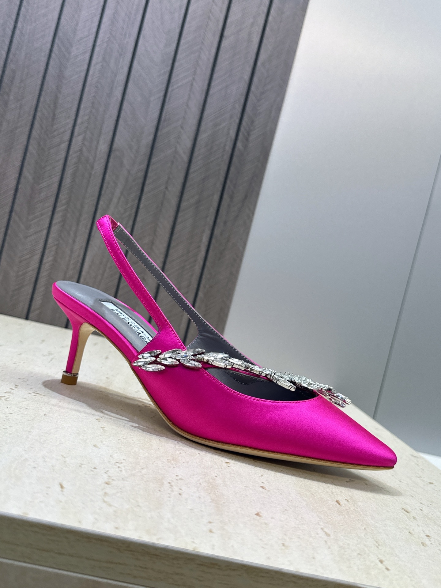 Balenciaga 巴黎世家x MANOLO BLAHNlK 2026春夏联名新款中跟女鞋 MB字母logo尖头水钻 Balenciaga 巴黎世家x MANOLO BLAHNlK 2026春夏联名新款中跟女鞋 MB字母logo尖头水钻