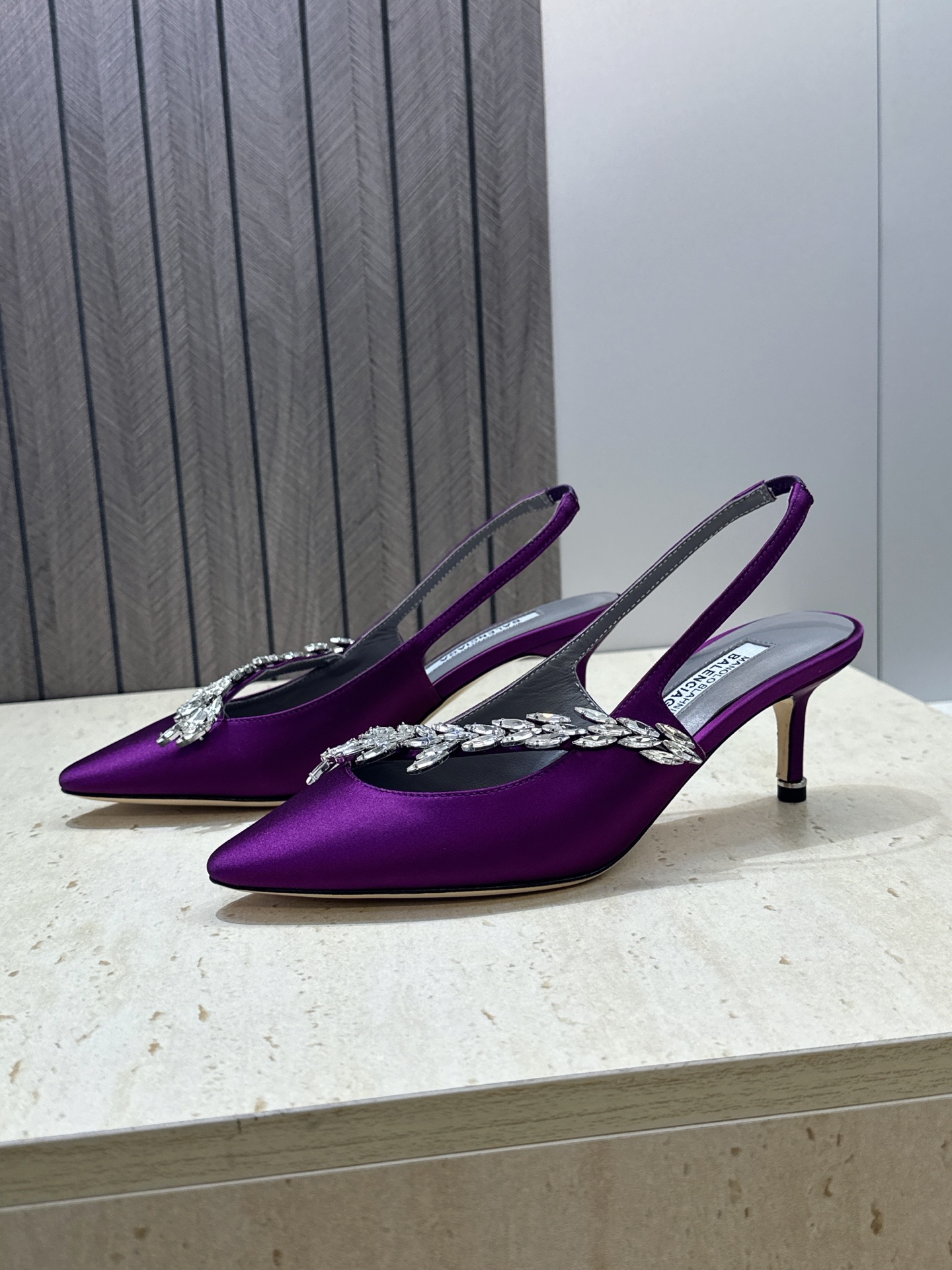 Balenciaga 巴黎世家x MANOLO BLAHNlK 2026春夏联名新款中跟女鞋 MB字母logo尖头水钻 Balenciaga 巴黎世家x MANOLO BLAHNlK 2026春夏联名新款中跟女鞋 MB字母logo尖头水钻