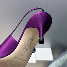 Balenciaga 巴黎世家x MANOLO BLAHNlK 2026春夏联名新款中跟女鞋 MB字母logo尖头水钻 Balenciaga 巴黎世家x MANOLO BLAHNlK 2026春夏联名新款中跟女鞋 MB字母logo尖头水钻