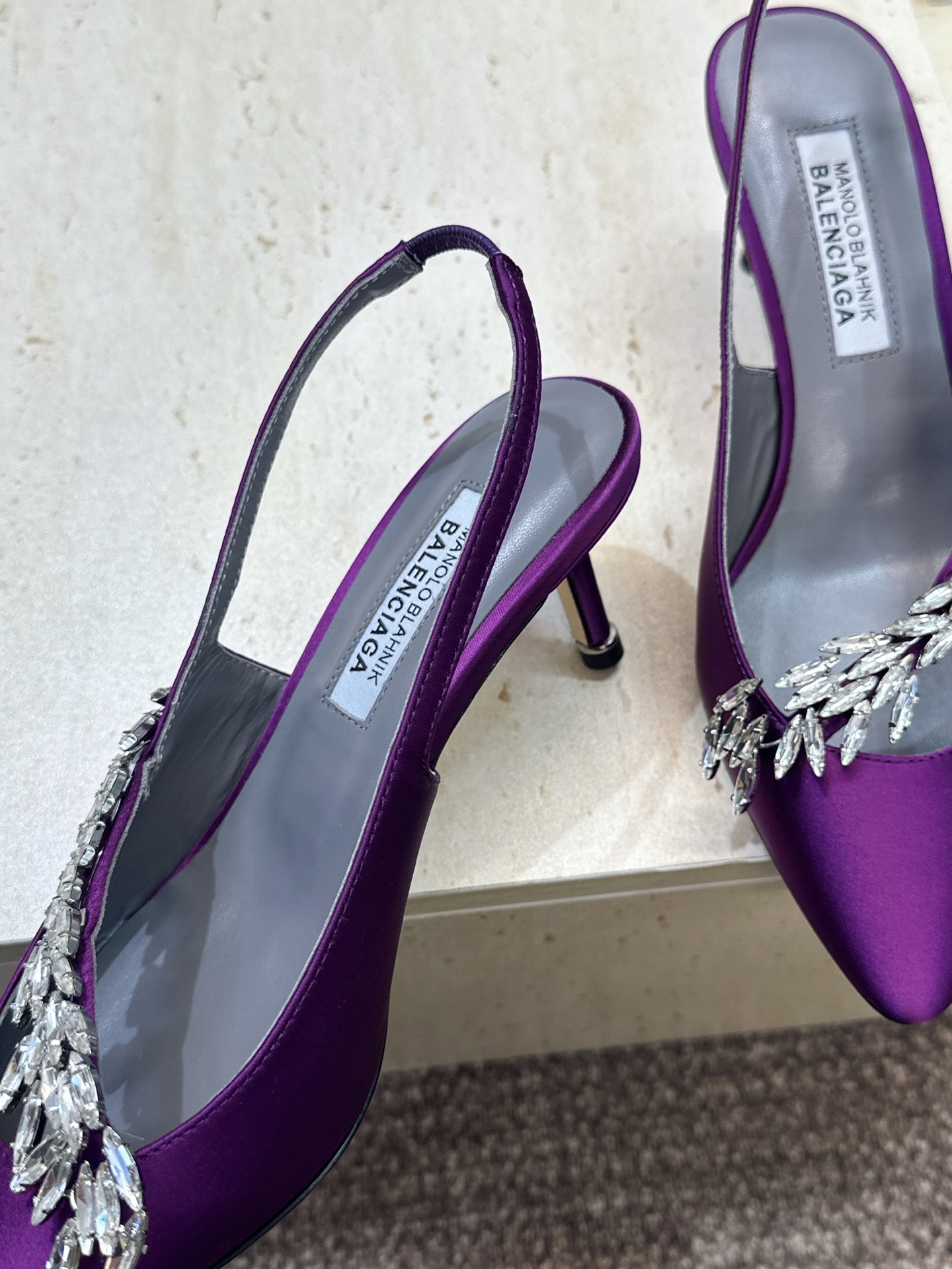 Balenciaga 巴黎世家x MANOLO BLAHNlK 2026春夏联名新款中跟女鞋 MB字母logo尖头水钻 Balenciaga 巴黎世家x MANOLO BLAHNlK 2026春夏联名新款中跟女鞋 MB字母logo尖头水钻