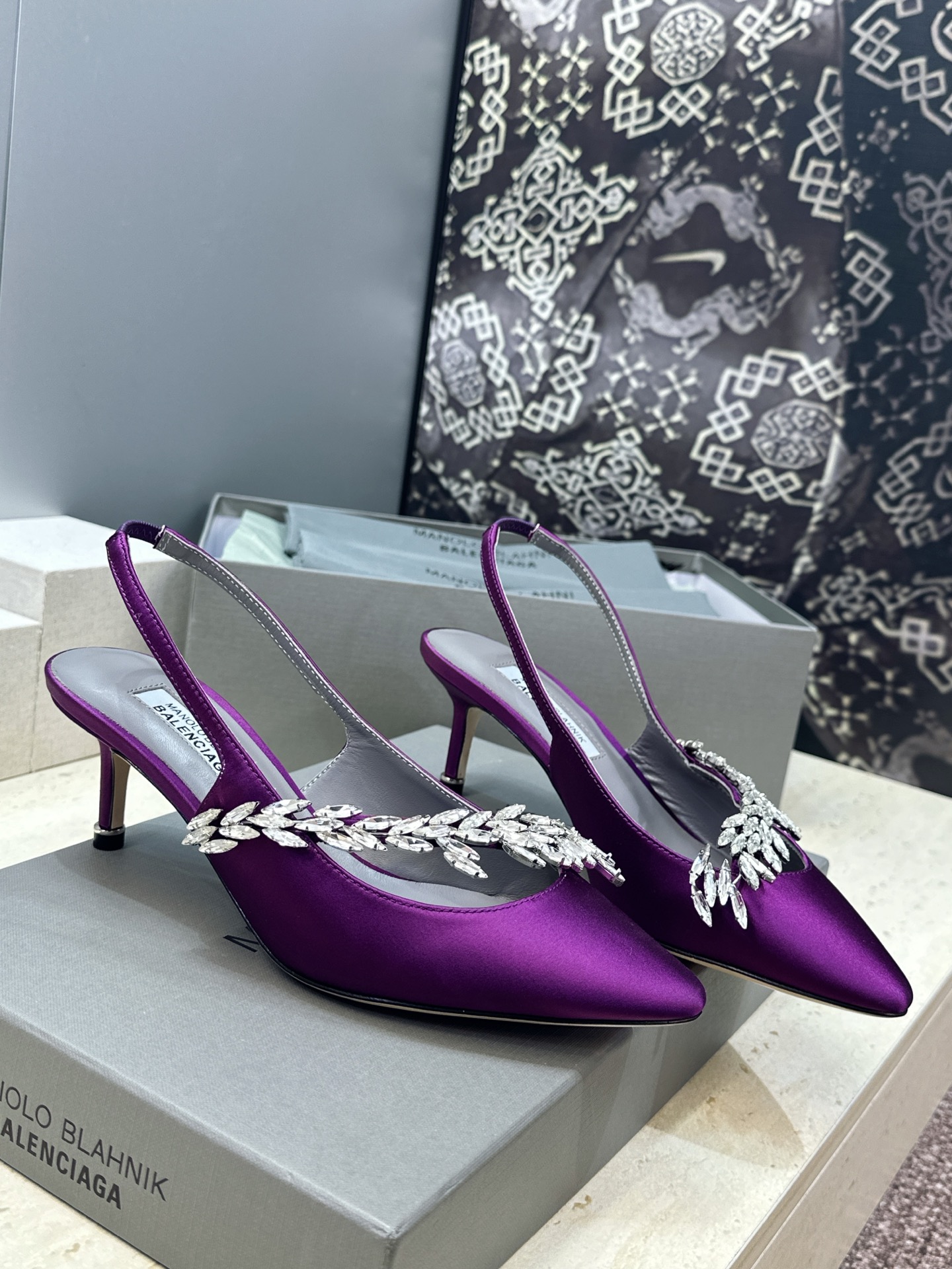 Balenciaga 巴黎世家x MANOLO BLAHNlK 2026春夏联名新款中跟女鞋  MB字母logo尖头水钻