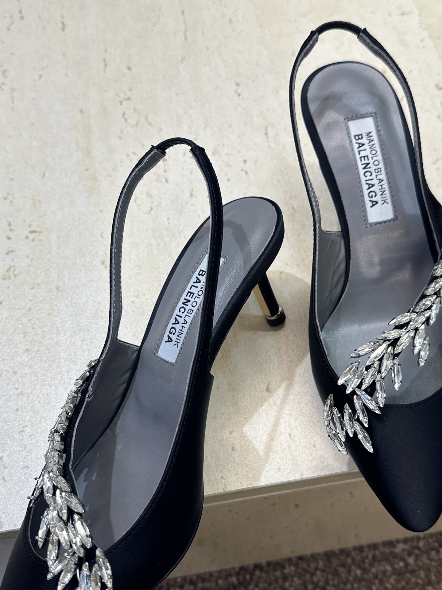 Balenciaga 巴黎世家x MANOLO BLAHNlK 2026春夏联名新款中跟女鞋 MB字母logo尖头水钻 Balenciaga 巴黎世家x MANOLO BLAHNlK 2026春夏联名新款中跟女鞋 MB字母logo尖头水钻