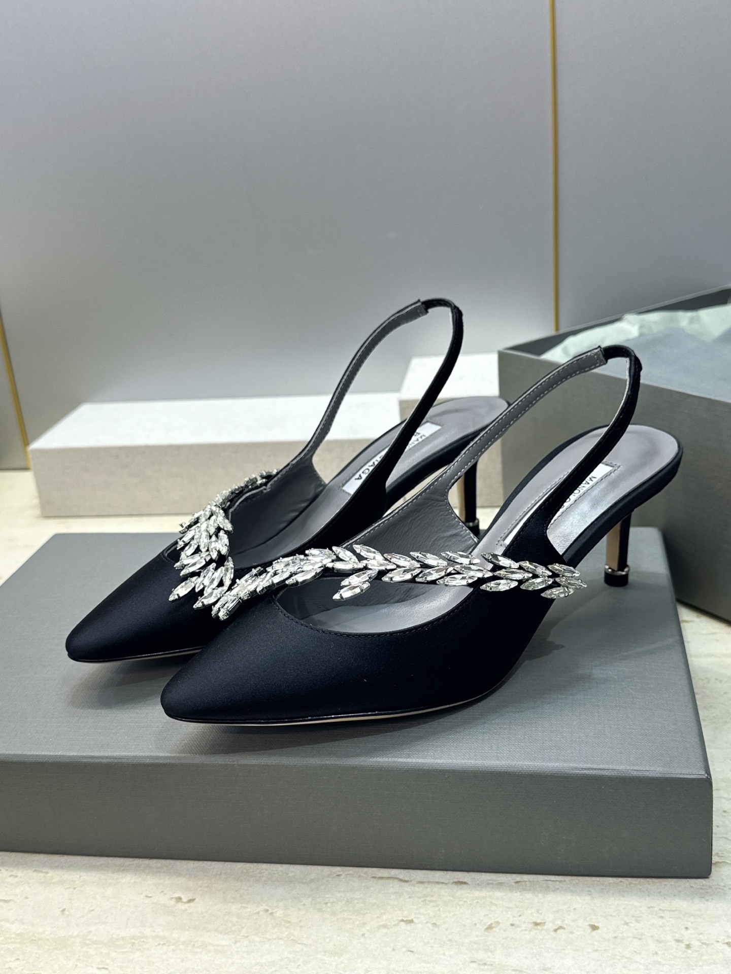 Balenciaga 巴黎世家x MANOLO BLAHNlK 2026春夏联名新款中跟女鞋 MB字母logo尖头水钻 Balenciaga 巴黎世家x MANOLO BLAHNlK 2026春夏联名新款中跟女鞋 MB字母logo尖头水钻