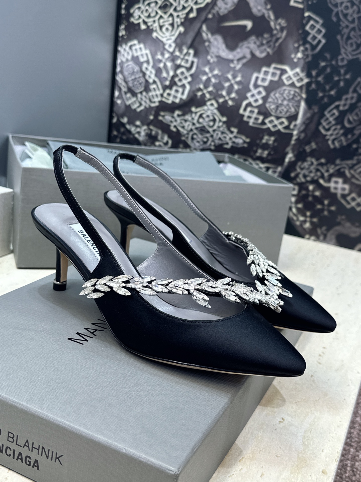 Balenciaga 巴黎世家x MANOLO BLAHNlK 2026春夏联名新款中跟女鞋  MB字母logo尖头水钻