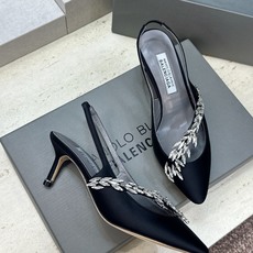 Balenciaga 巴黎世家x MANOLO BLAHNlK 2026春夏联名新款中跟女鞋 MB字母logo尖头水钻 Balenciaga 巴黎世家x MANOLO BLAHNlK 2026春夏联名新款中跟女鞋 MB字母logo尖头水钻
