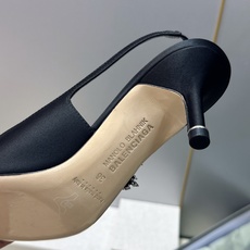 Balenciaga 巴黎世家x MANOLO BLAHNlK 2026春夏联名新款中跟女鞋 MB字母logo尖头水钻 Balenciaga 巴黎世家x MANOLO BLAHNlK 2026春夏联名新款中跟女鞋 MB字母logo尖头水钻