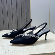 Balenciaga 巴黎世家x MANOLO BLAHNlK 2026春夏联名新款中跟女鞋 MB字母logo尖头水钻 Balenciaga 巴黎世家x MANOLO BLAHNlK 2026春夏联名新款中跟女鞋 MB字母logo尖头水钻