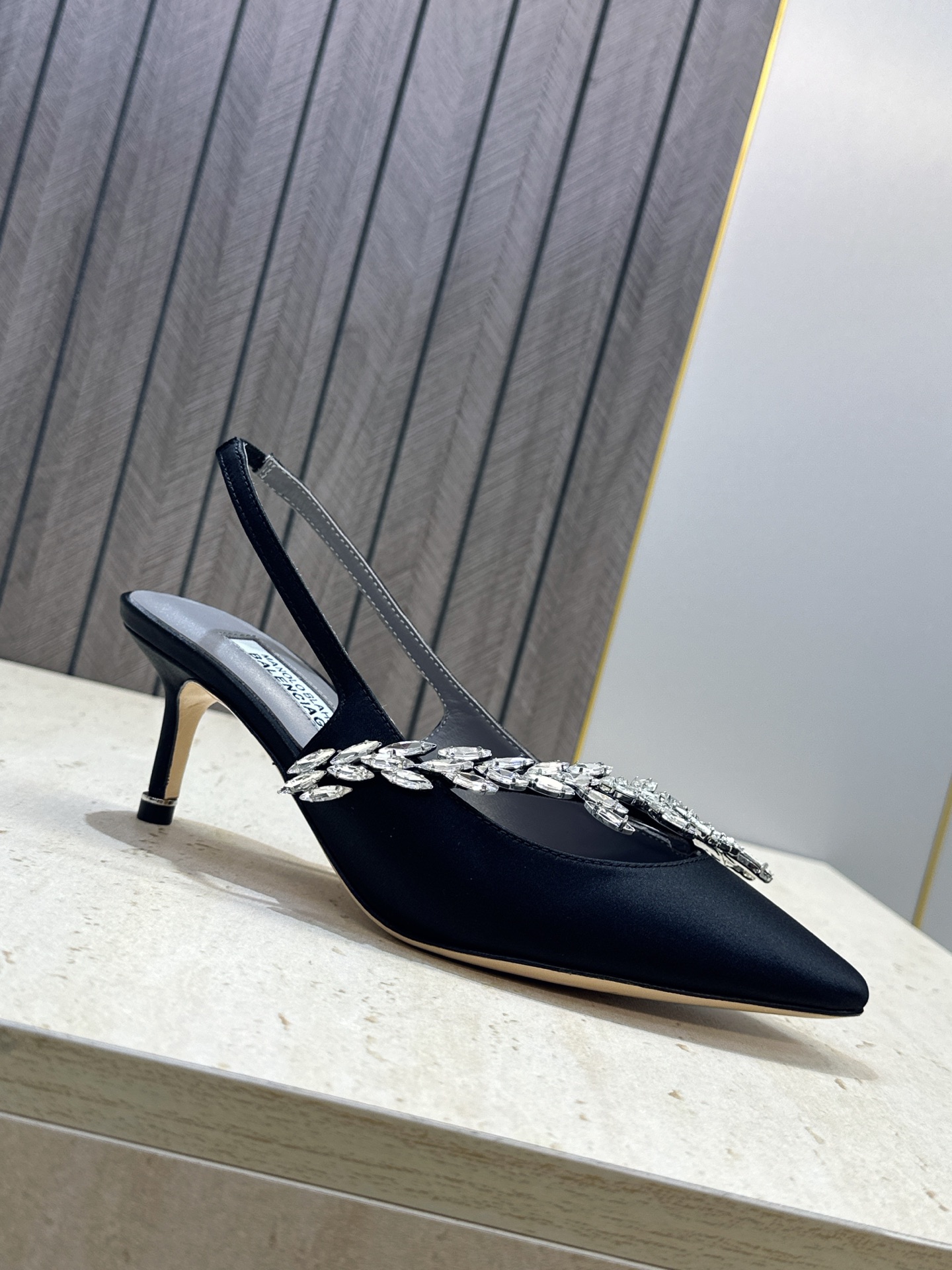 Balenciaga 巴黎世家x MANOLO BLAHNlK 2026春夏联名新款中跟女鞋 MB字母logo尖头水钻 Balenciaga 巴黎世家x MANOLO BLAHNlK 2026春夏联名新款中跟女鞋 MB字母logo尖头水钻