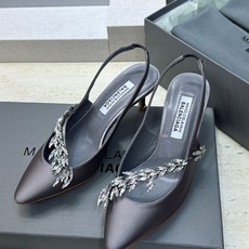 Balenciaga 巴黎世家x MANOLO BLAHNlK 2026春夏联名新款中跟女鞋 MB字母logo尖头水钻 Balenciaga 巴黎世家x MANOLO BLAHNlK 2026春夏联名新款中跟女鞋 MB字母logo尖头水钻