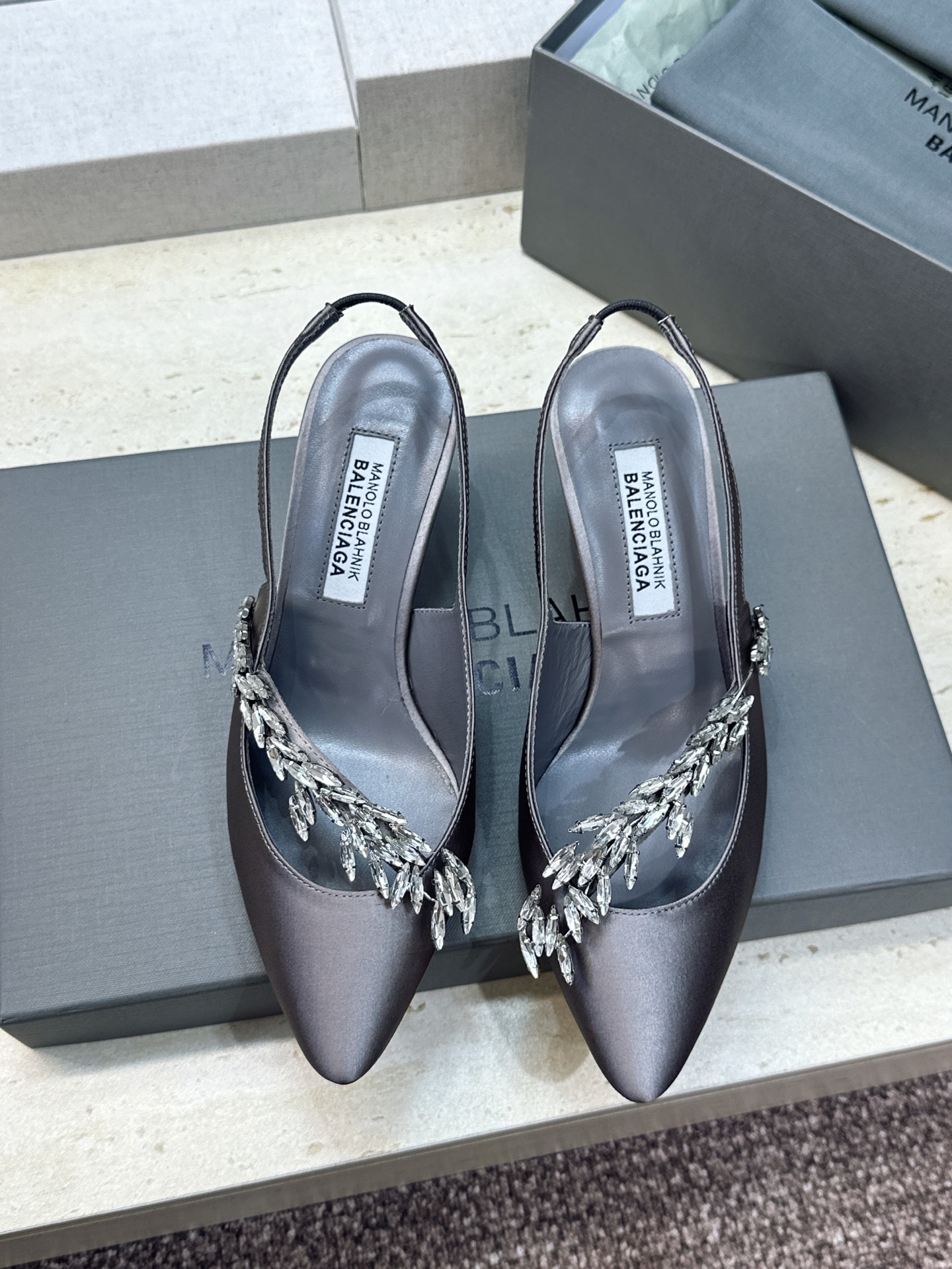 Balenciaga 巴黎世家x MANOLO BLAHNlK 2026春夏联名新款中跟女鞋  MB字母logo尖头水钻
