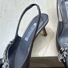 Balenciaga 巴黎世家x MANOLO BLAHNlK 2026春夏联名新款中跟女鞋 MB字母logo尖头水钻 Balenciaga 巴黎世家x MANOLO BLAHNlK 2026春夏联名新款中跟女鞋 MB字母logo尖头水钻