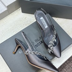 Balenciaga 巴黎世家x MANOLO BLAHNlK 2026春夏联名新款中跟女鞋 MB字母logo尖头水钻 Balenciaga 巴黎世家x MANOLO BLAHNlK 2026春夏联名新款中跟女鞋 MB字母logo尖头水钻