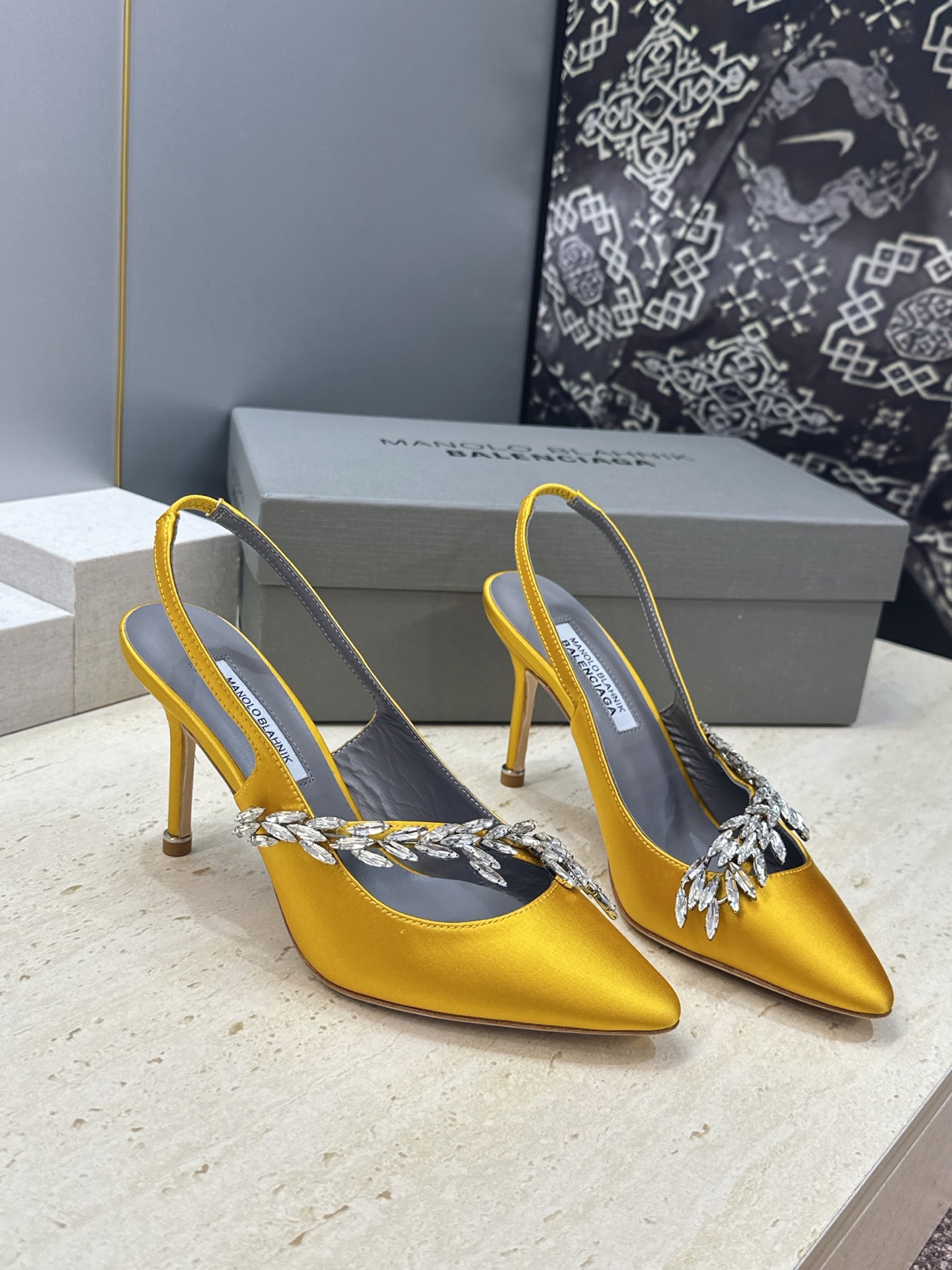 Balenciaga 巴黎世家x MANOLO BLAHNlK 2026春夏联名新款高跟女鞋  MB字母logo尖头水钻