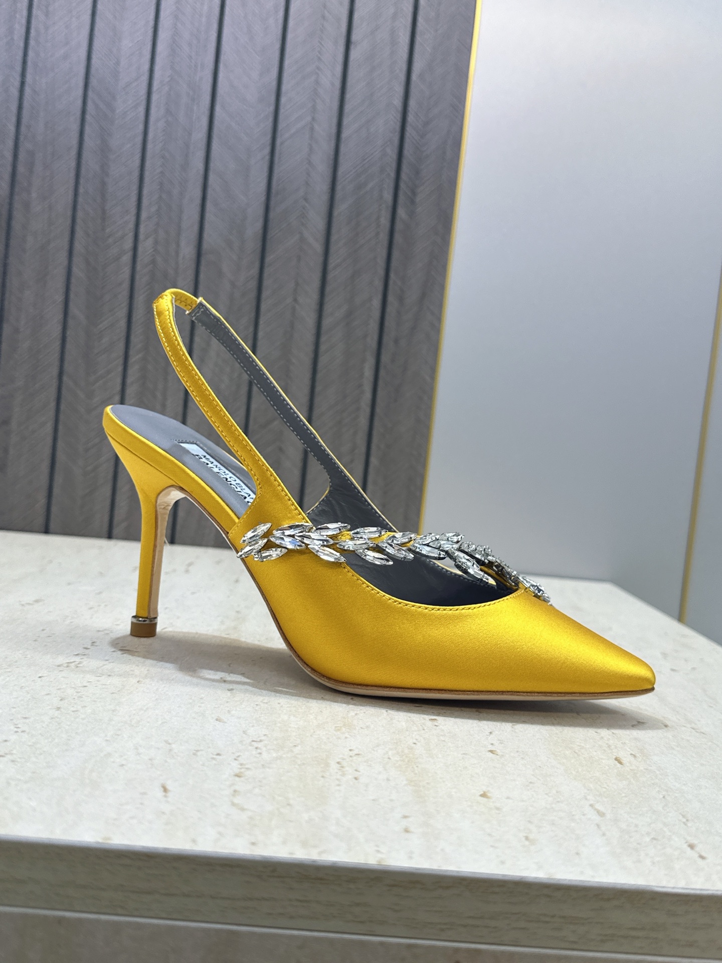 Balenciaga 巴黎世家x MANOLO BLAHNlK 2026春夏联名新款高跟女鞋 MB字母logo尖头水钻 Balenciaga 巴黎世家x MANOLO BLAHNlK 2026春夏联名新款高跟女鞋 MB字母logo尖头水钻
