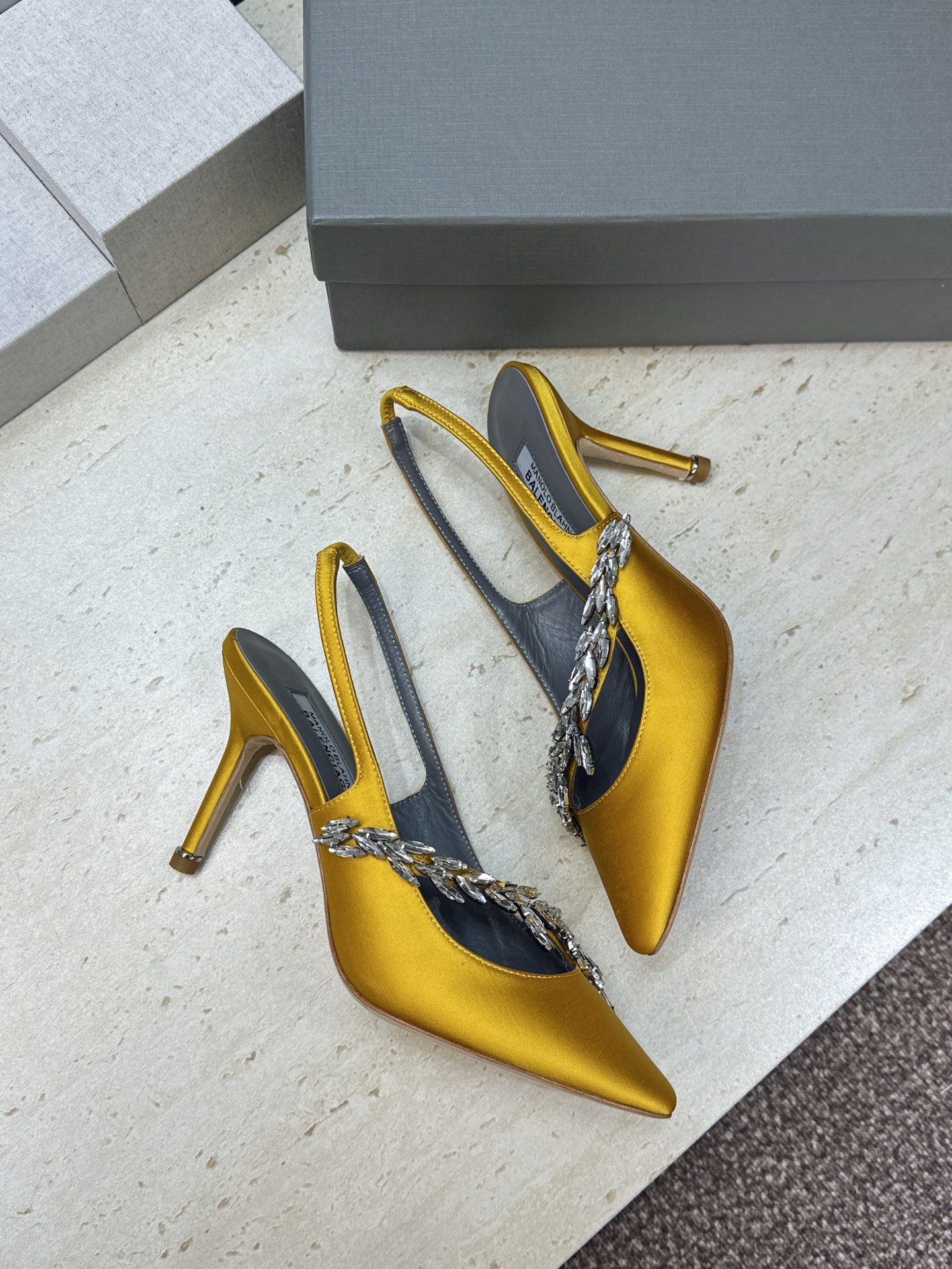 Balenciaga 巴黎世家x MANOLO BLAHNlK 2026春夏联名新款高跟女鞋 MB字母logo尖头水钻 Balenciaga 巴黎世家x MANOLO BLAHNlK 2026春夏联名新款高跟女鞋 MB字母logo尖头水钻