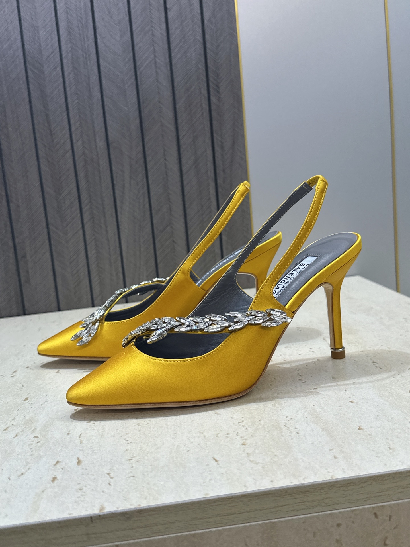 Balenciaga 巴黎世家x MANOLO BLAHNlK 2026春夏联名新款高跟女鞋 MB字母logo尖头水钻 Balenciaga 巴黎世家x MANOLO BLAHNlK 2026春夏联名新款高跟女鞋 MB字母logo尖头水钻
