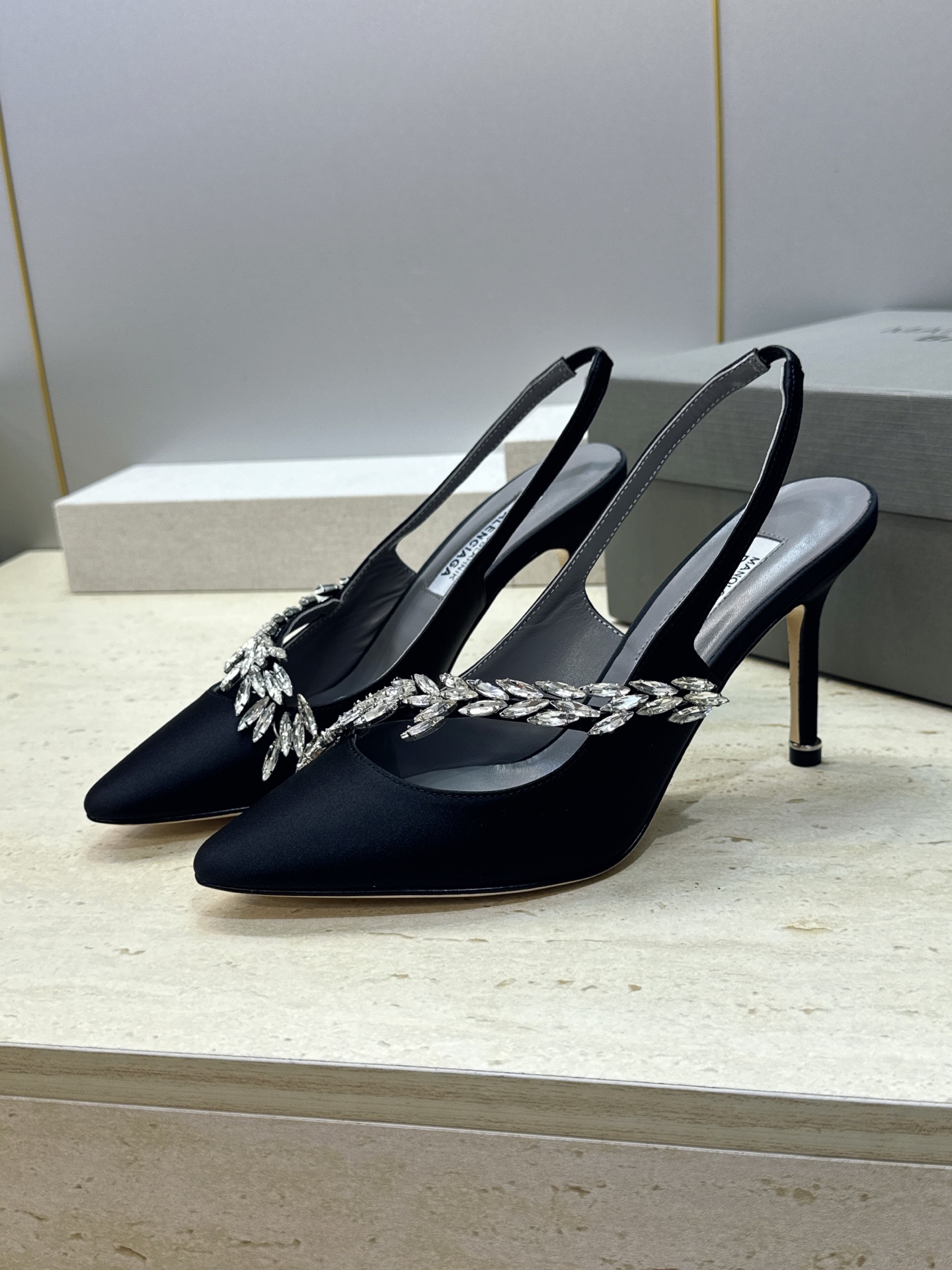 Balenciaga 巴黎世家x MANOLO BLAHNlK 2026春夏联名新款高跟女鞋  MB字母logo尖头水钻