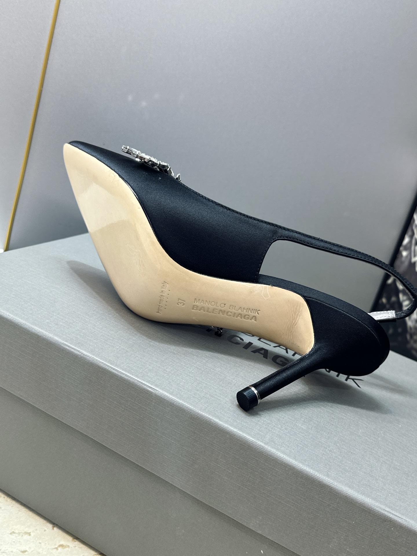 Balenciaga 巴黎世家x MANOLO BLAHNlK 2026春夏联名新款高跟女鞋  MB字母logo尖头水钻