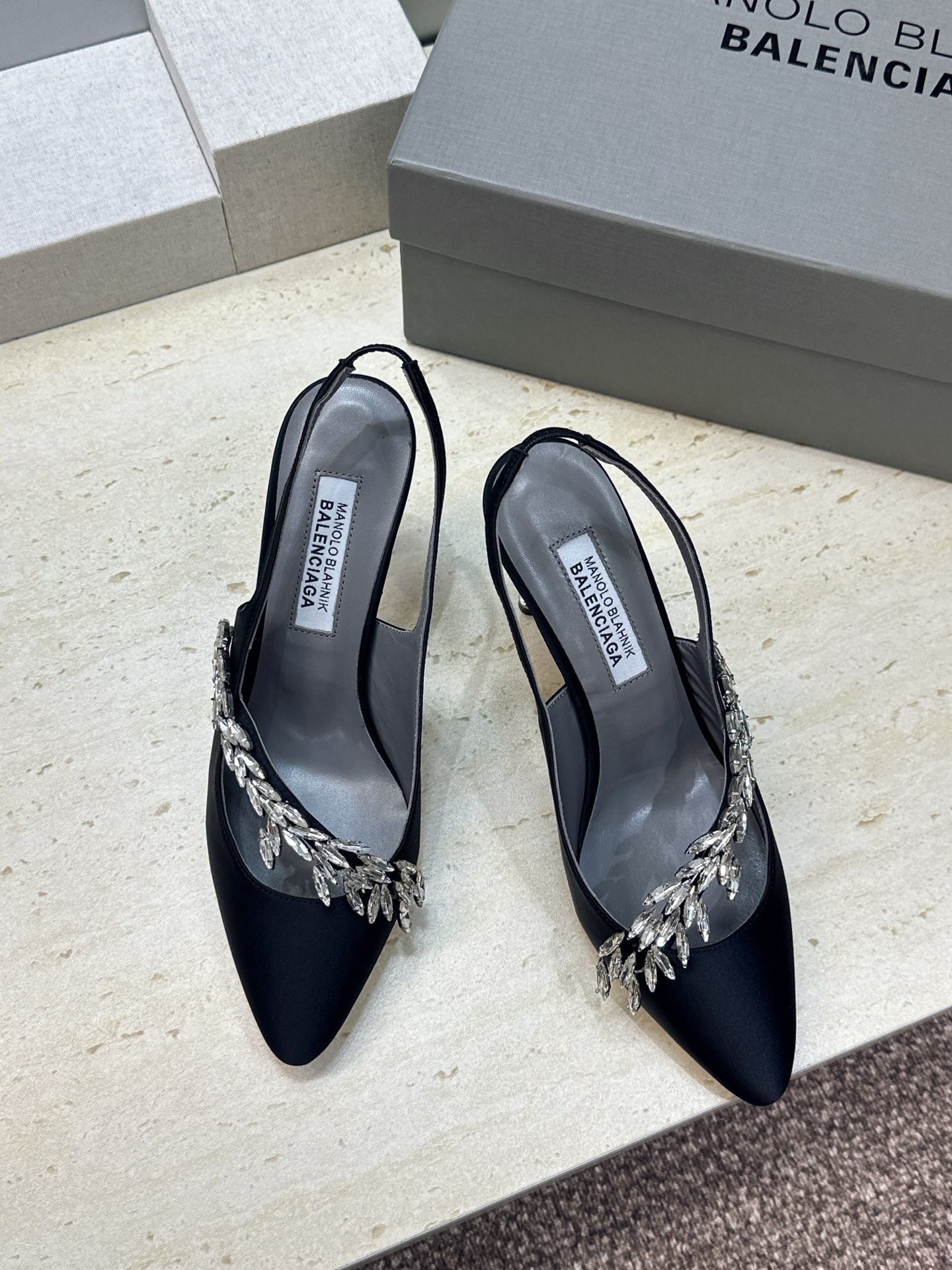 Balenciaga 巴黎世家x MANOLO BLAHNlK 2026春夏联名新款高跟女鞋  MB字母logo尖头水钻