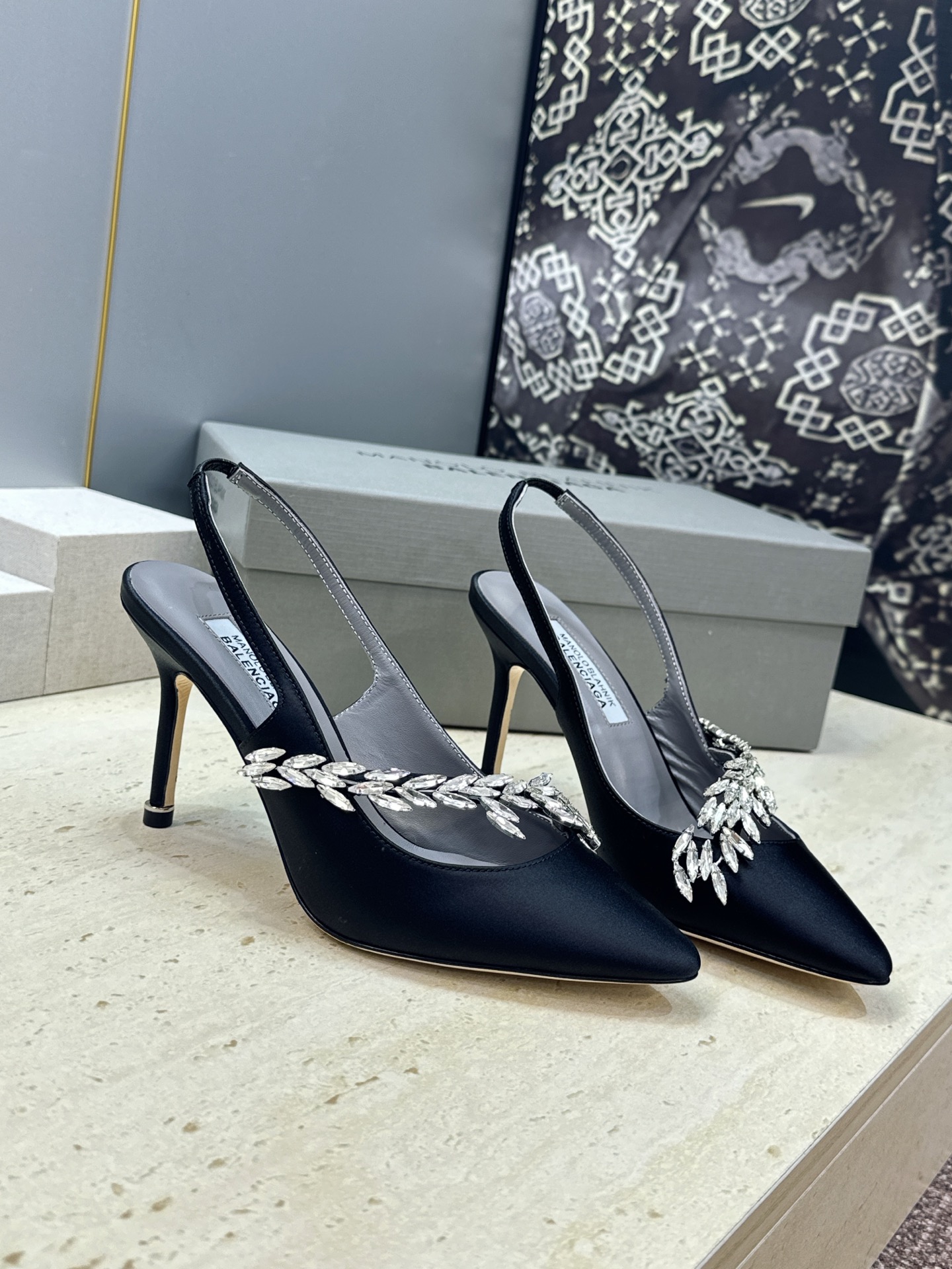 Balenciaga 巴黎世家x MANOLO BLAHNlK 2026春夏联名新款高跟女鞋  MB字母logo尖头水钻
