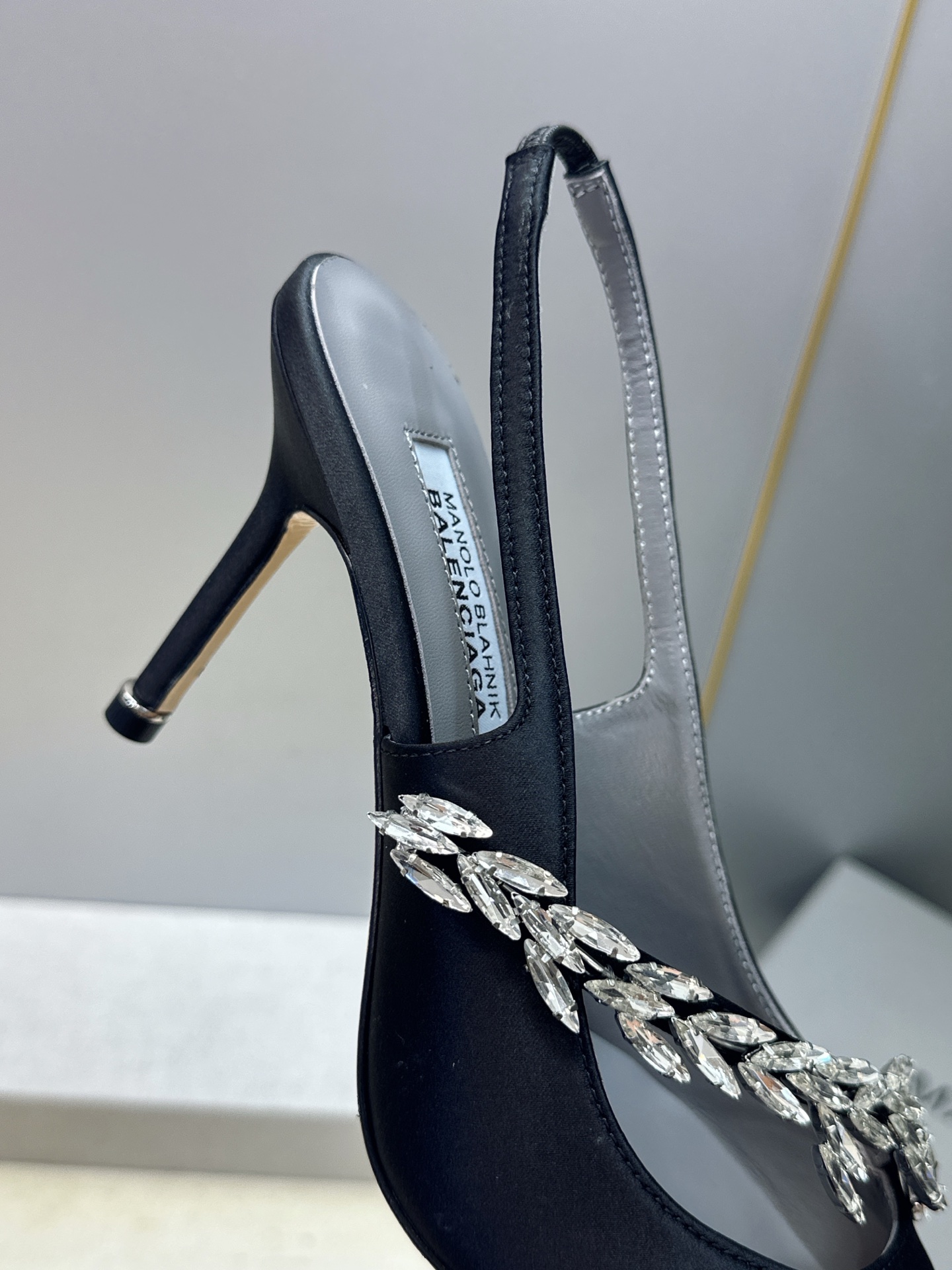 Balenciaga 巴黎世家x MANOLO BLAHNlK 2026春夏联名新款高跟女鞋  MB字母logo尖头水钻