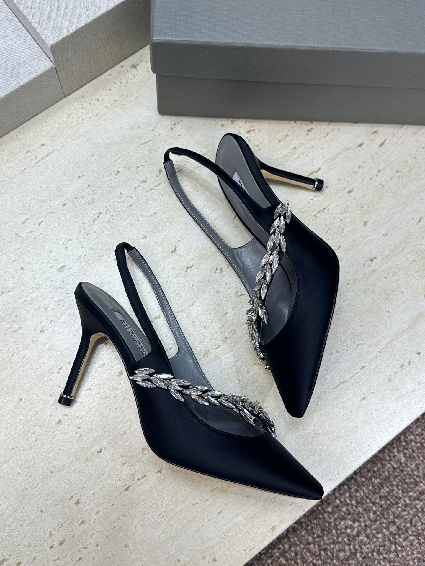 Balenciaga 巴黎世家x MANOLO BLAHNlK 2026春夏联名新款高跟女鞋  MB字母logo尖头水钻
