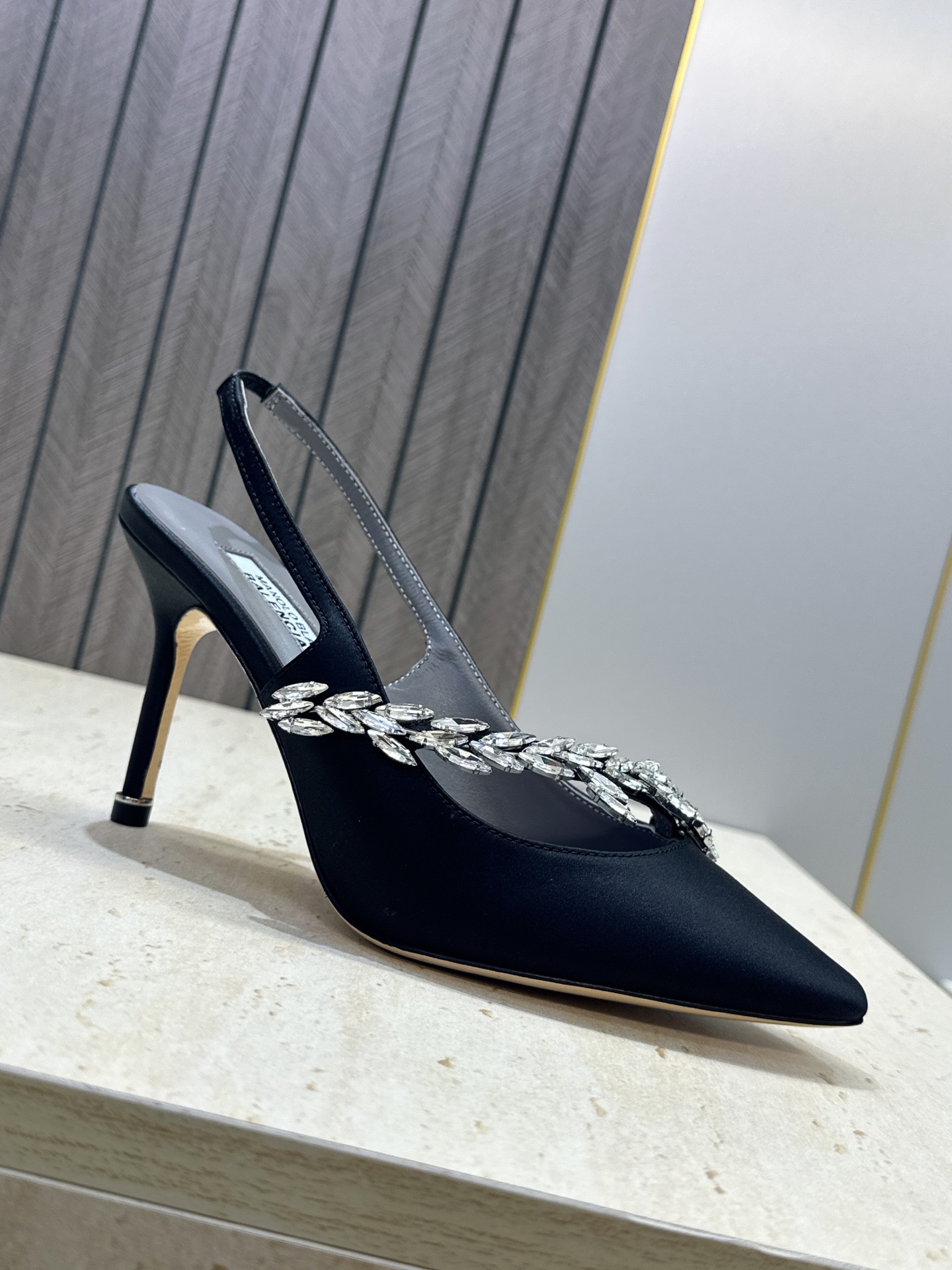 Balenciaga 巴黎世家x MANOLO BLAHNlK 2026春夏联名新款高跟女鞋  MB字母logo尖头水钻