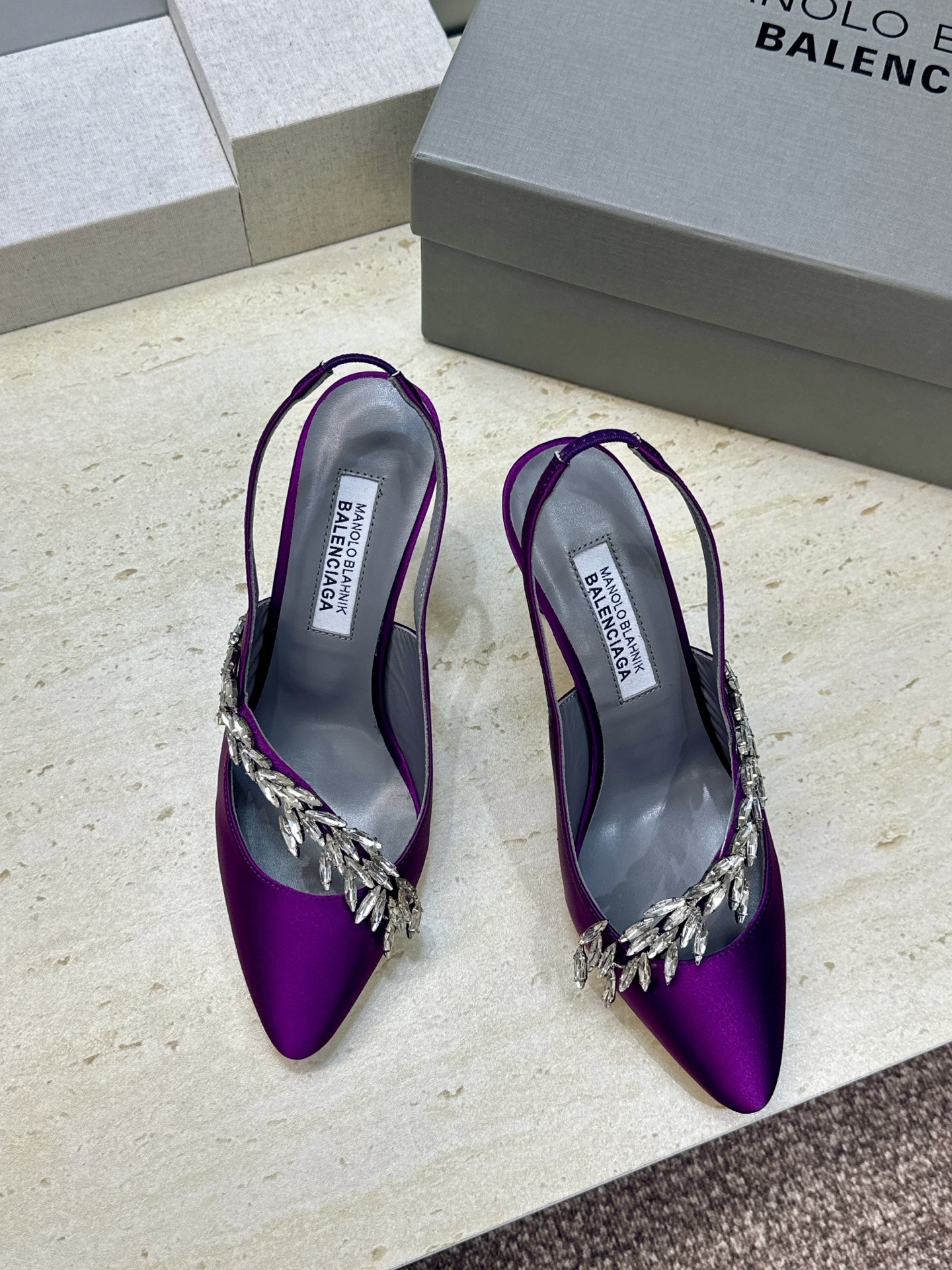 Balenciaga 巴黎世家x MANOLO BLAHNlK 2026春夏联名新款高跟女鞋 MB字母logo尖头水钻 Balenciaga 巴黎世家x MANOLO BLAHNlK 2026春夏联名新款高跟女鞋 MB字母logo尖头水钻