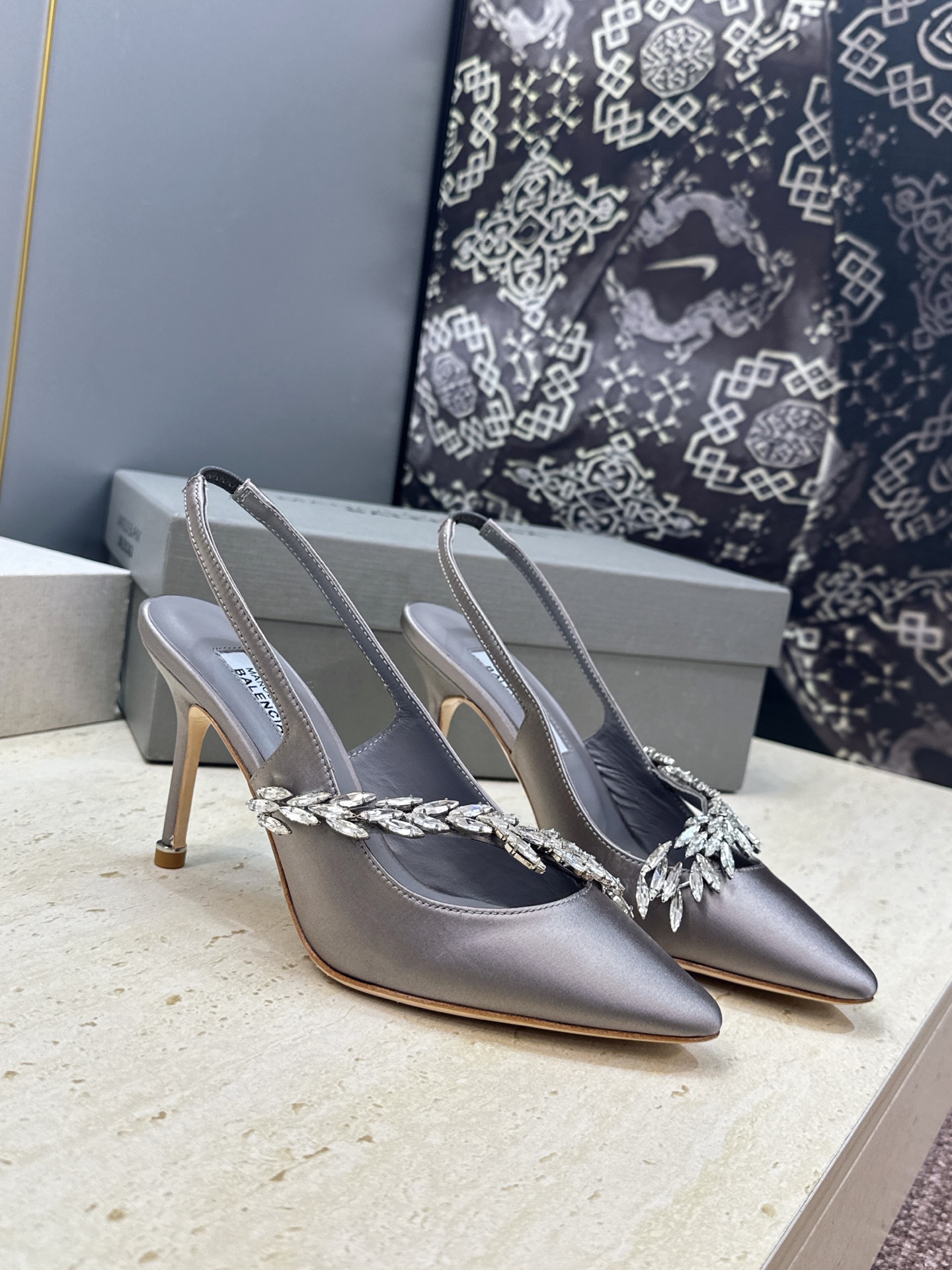 Balenciaga 巴黎世家x MANOLO BLAHNlK 2026春夏联名新款高跟女鞋  MB字母logo尖头水钻